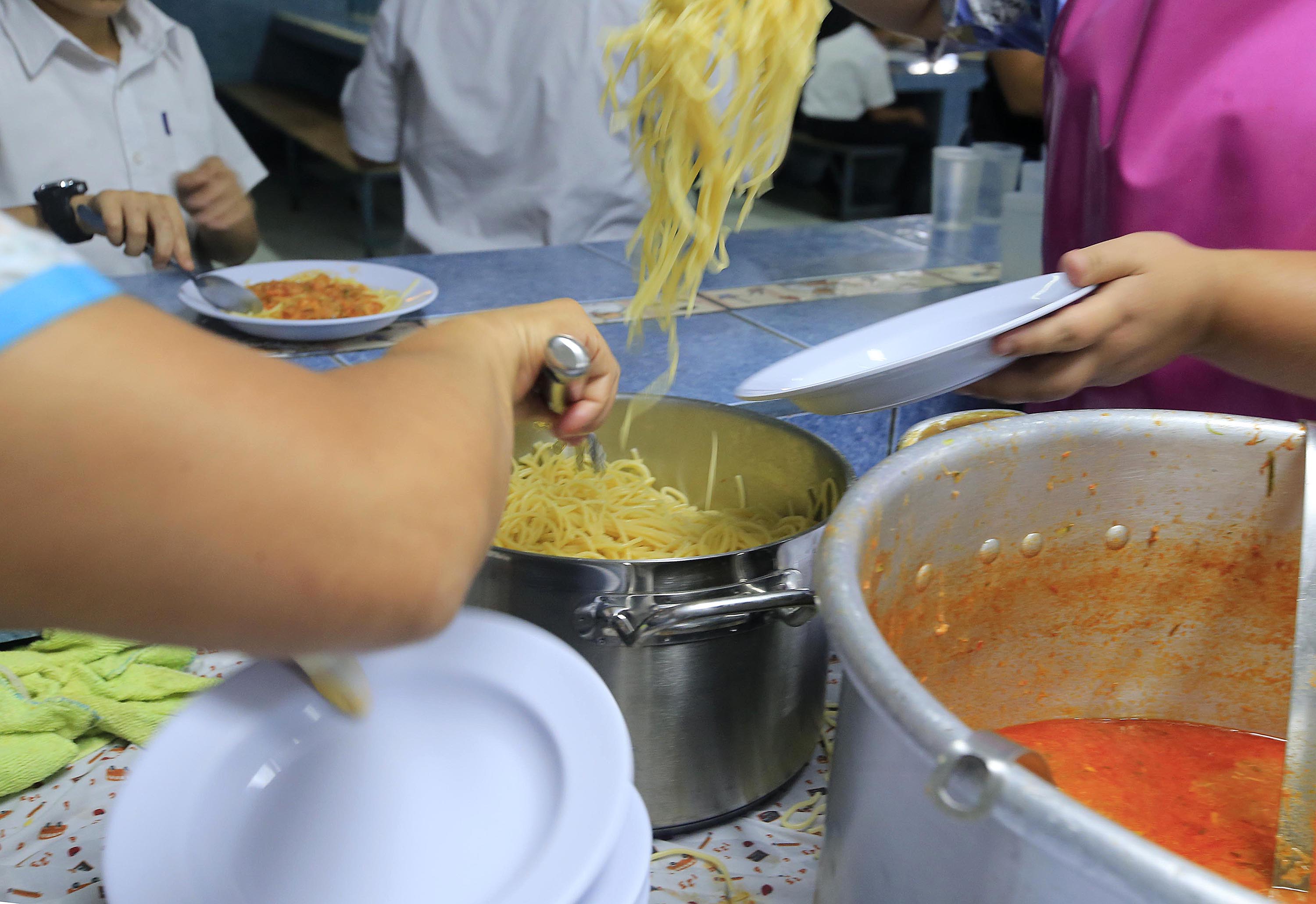 12/04/2018 León XIII. Estudiantes de la Escuela León XIII participando del almuerzo. Este centro educativo hace un esfuerzo para mantener el servicio de comedor de acuerdo con los menús que venían funcionando y no con los nuevos que sugiere el Ministerio de Educación Pública (MEP). Foto: Rafael Pacheco