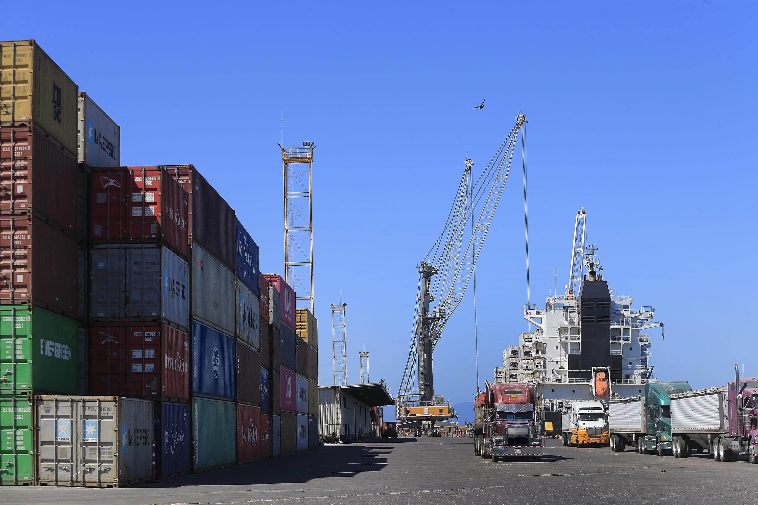 Los exportadores, los importadores, la empresa concesionaria y el Instituto de Puertos del Pacífico (Incop) coincidieron en que la situación del puerto de Caldera es prácticamente un colapso. Pero la salida afronta una serie de obstáculos. Foto: Rafael Pacheco