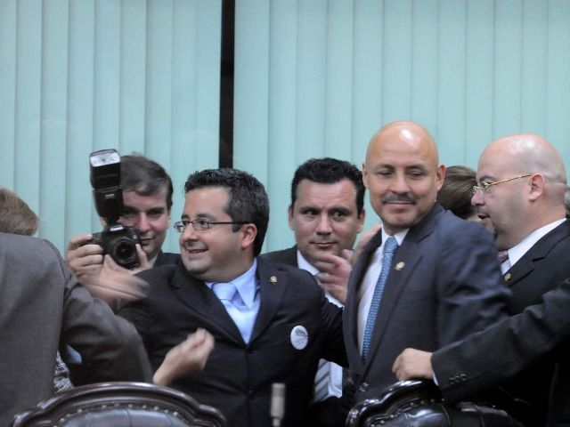 Eran las 5:49 p. m., Juan Carlos Mendoza (izq.) acababa de ser nombrado presidente del Congreso y recibía la felicitación de diputados liberacionistas. | JORGE CASTILLO