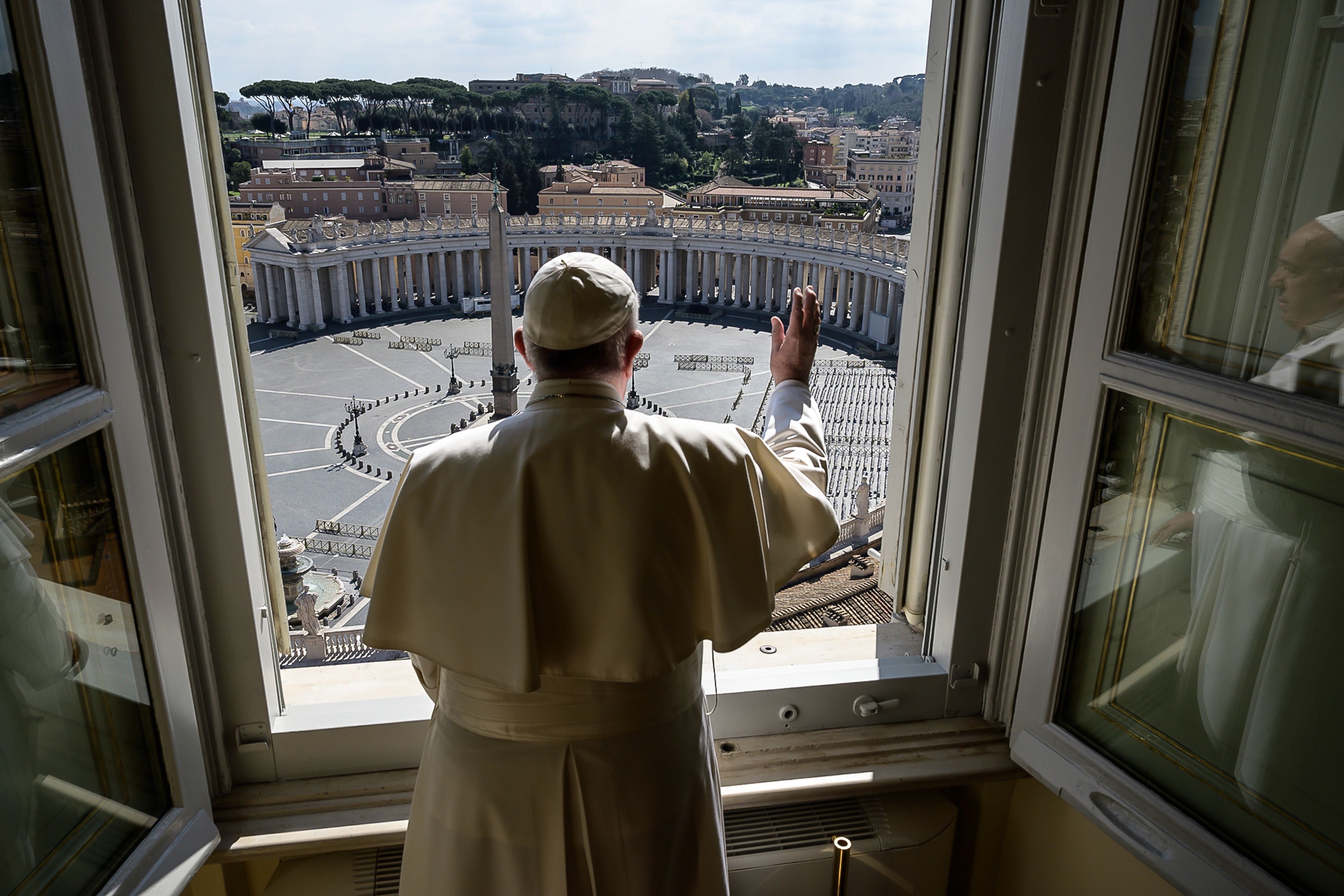 TOPSHOT - This handout picture released by the Vatican Media shows Pope Francis blessing over an empty St. Peter square at the Vatican, after his streamed Angelus prayer, on March 15, 2020. - The Vatican said on March 15, that its traditional Easter week celebrations would be held this year without worshippers due to the coronavirus. "Because of the current global public health emergency, all the liturgical celebrations of Holy Week will take place without the physical presence of the faithful," the Prefecture of the Pontifical Household said in a statement. (Photo by - / VATICAN MEDIA / AFP) / RESTRICTED TO EDITORIAL USE - MANDATORY CREDIT "AFP PHOTO / OSSERVATORE ROMANO" - NO MARKETING NO ADVERTISING CAMPAIGNS - DISTRIBUTED AS A SERVICE TO CLIENTS
