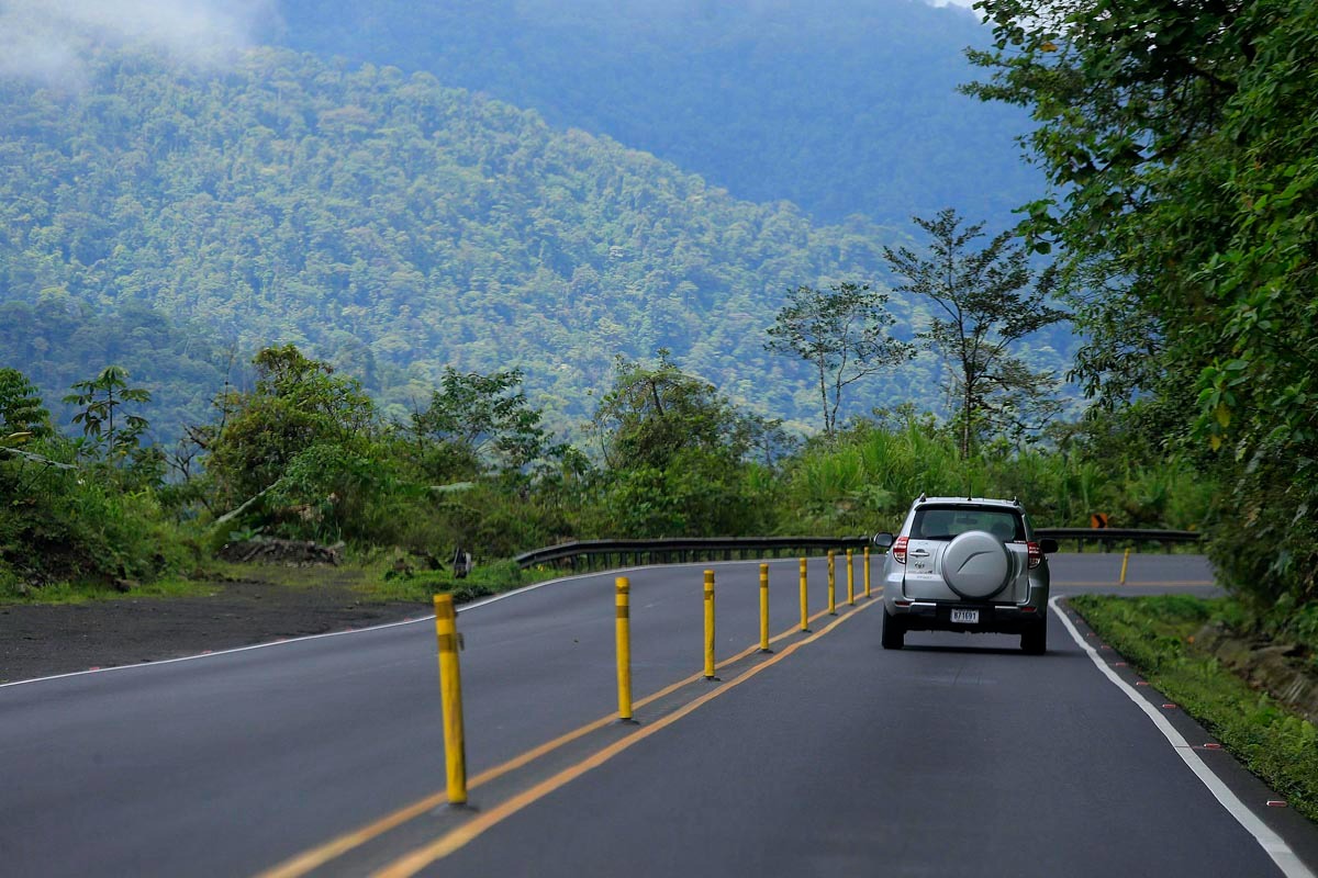 En la zona del Braulio Carrillo la empresa propone la construcción de túneles falsos y al menos dos viaductos para afectar lo menos posible el parque nacional. Foto: Rafael Pacheco.