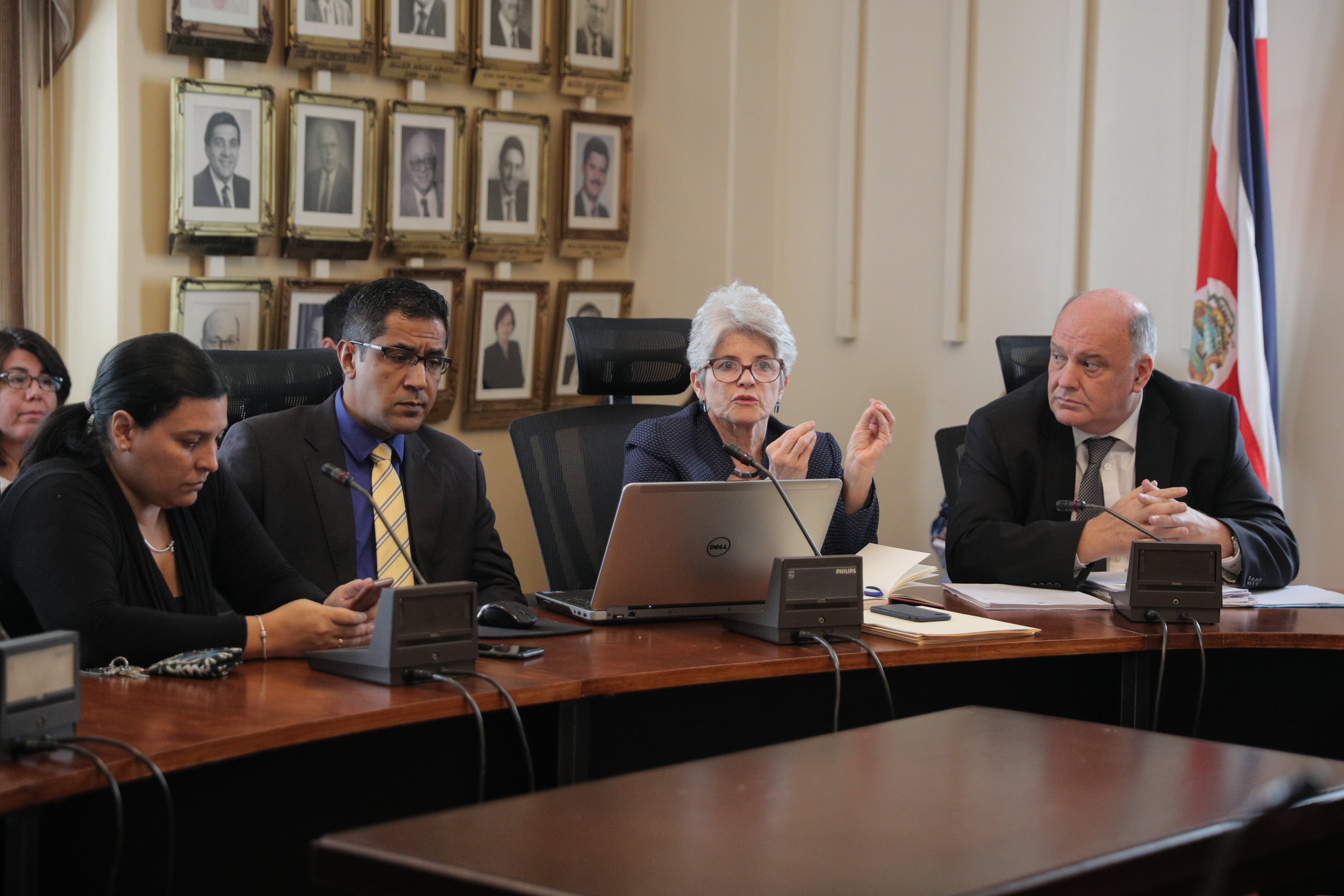 23/7/2018. San Jose, Asamblea Legislativa. Reuniones de la mesa de diálogo sobre plan fiscal del Gobierno con los diputados. En la foto aparece la ministra de Hacienda, Rocío Aguilar (centro) junto a Rodolfo Piza (der) ministro de la presidencia. Foto Jeffrey Zamora