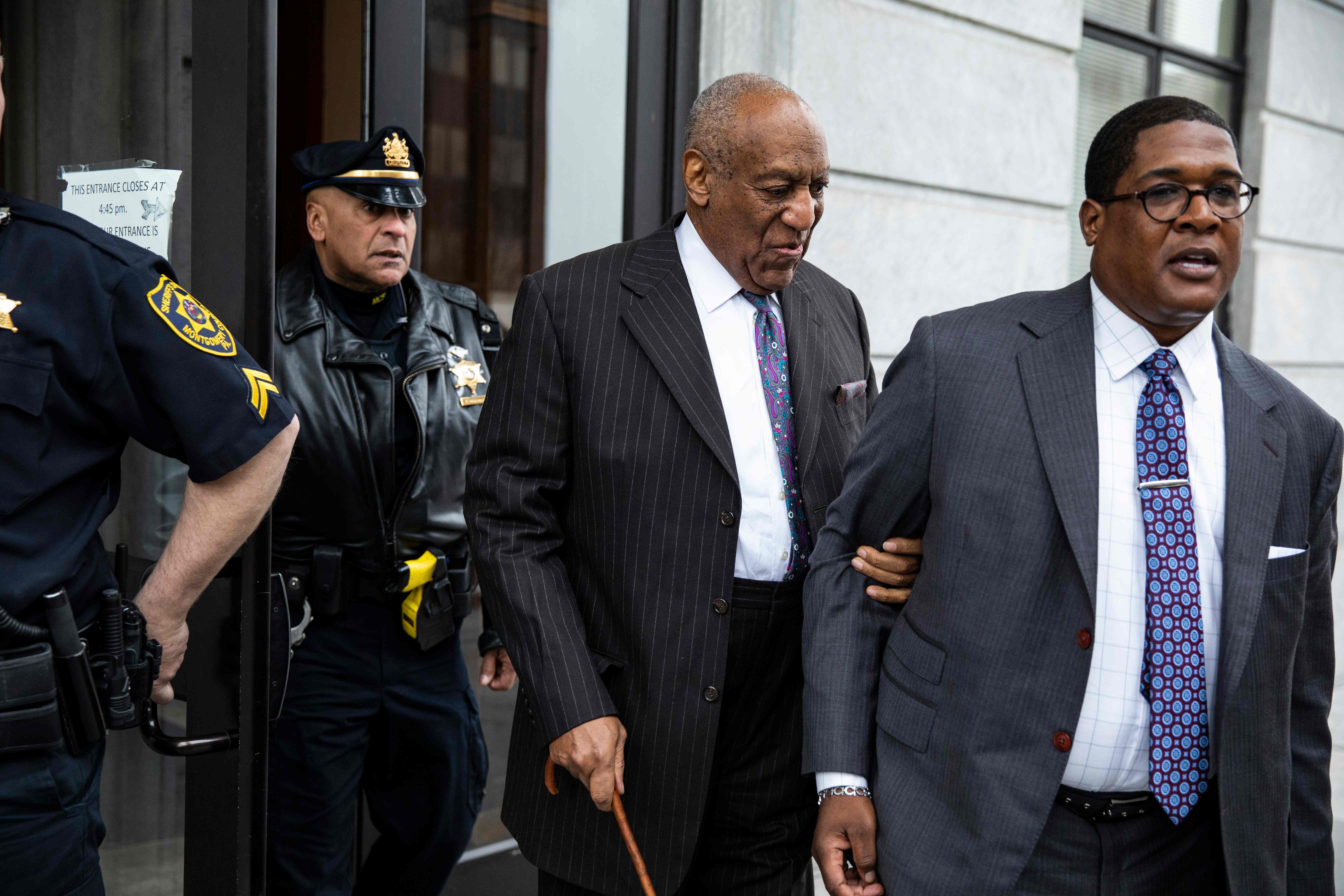 El actor Bill Cosby se presentó al juicio en su contra que comenzó este lunes 9 de abril, en Pennsylvania. Foto: AFP