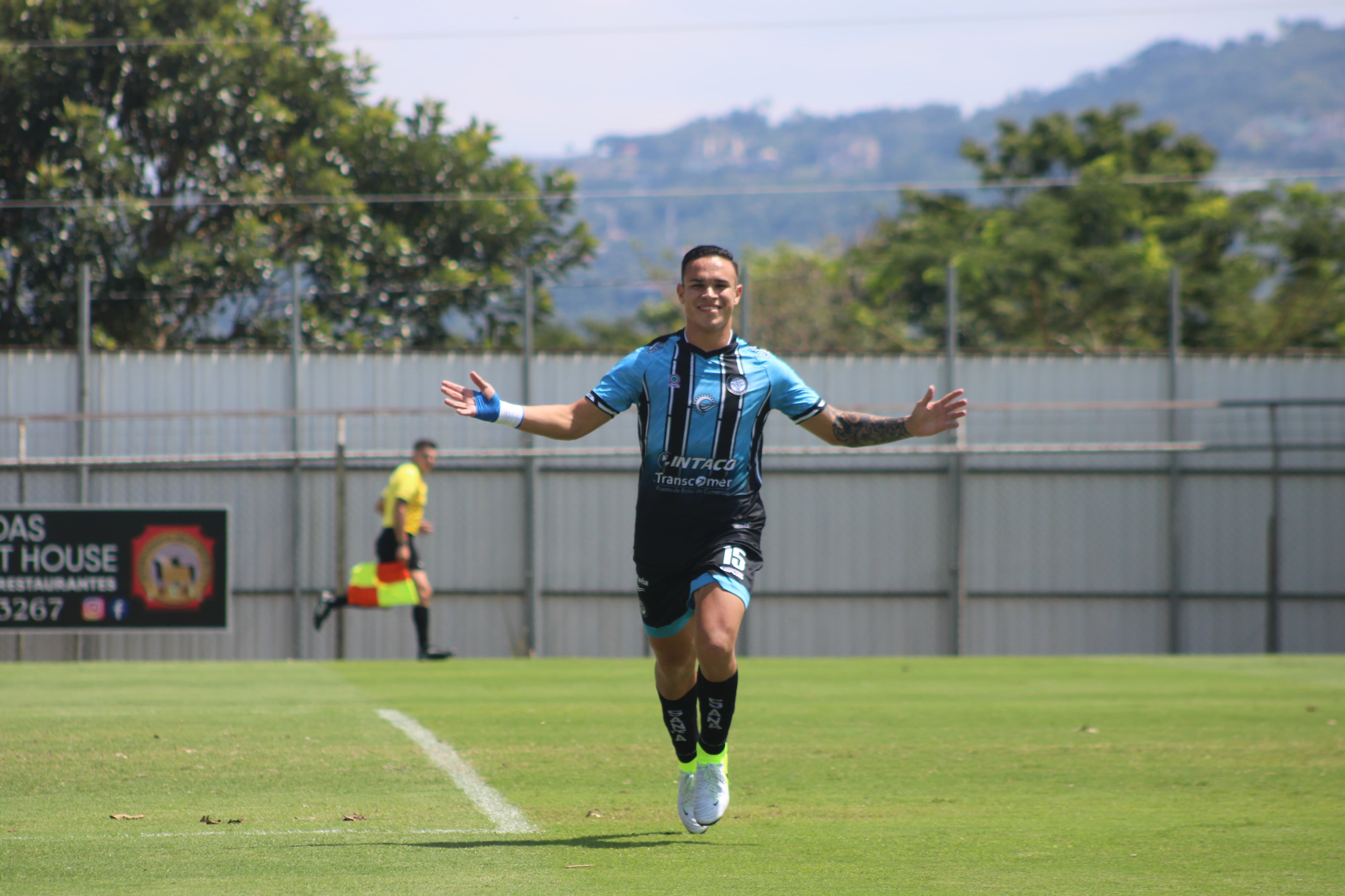 Adrián Chévez se destaca como uno de los mejores laterales izquierdos en el campeonato nacional.