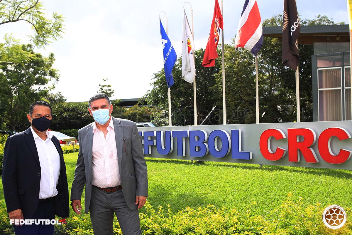 Luis Fernando Suárez junto al presidente de la Fedefútbol, Rodolfo Villalobos, en un recorrido que hizo por el Proyecto Gol. Fotografía: Fedefútbol