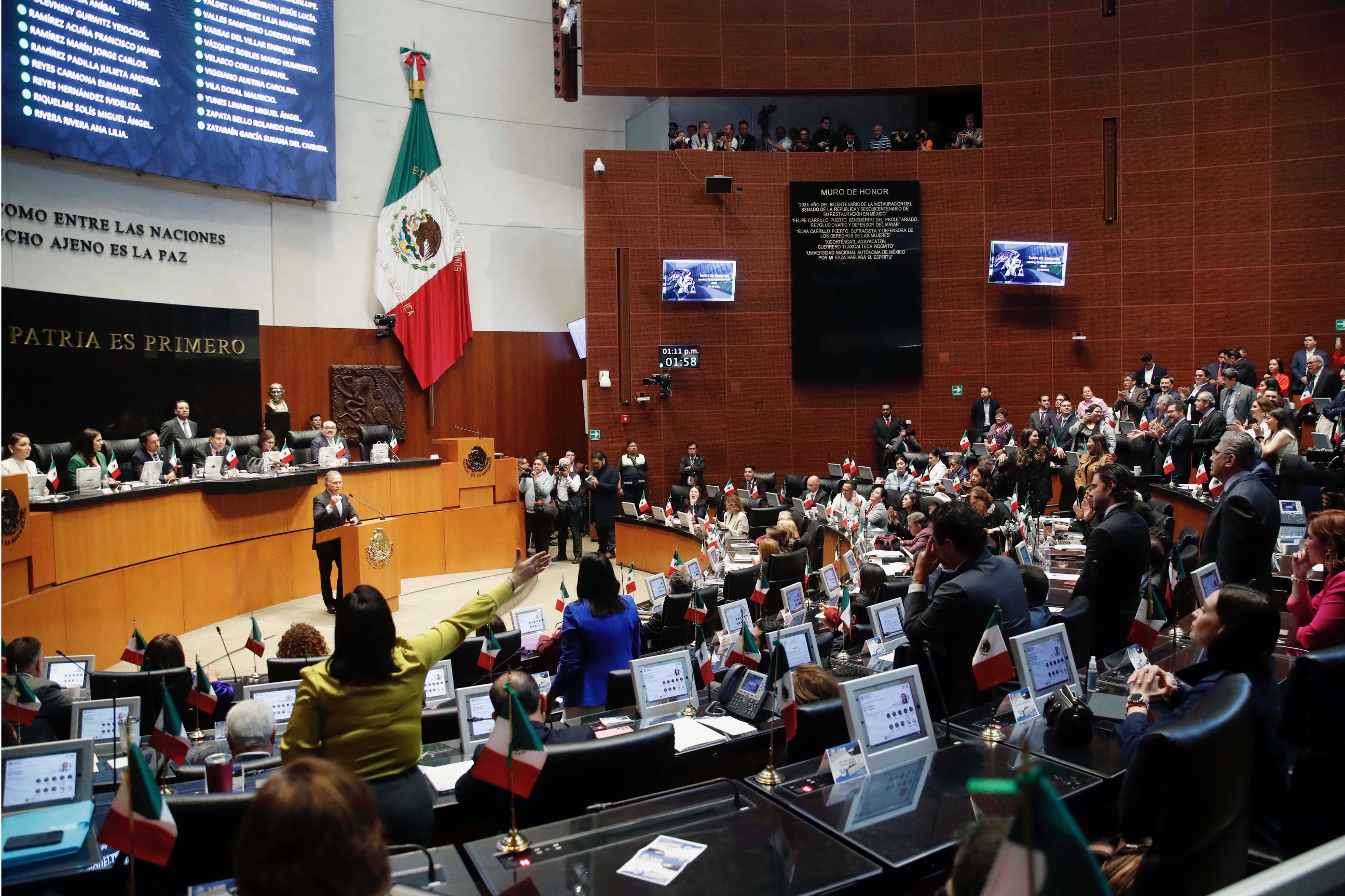 El senador del Partido Acción Nacional, Miguel Ángel Yunes (izq.) se dirige a los legisladores en la cámara alta de la legislatura durante la legislación de la reforma judicial propuesta por el gobierno en el Congreso Nacional en la Ciudad de México.