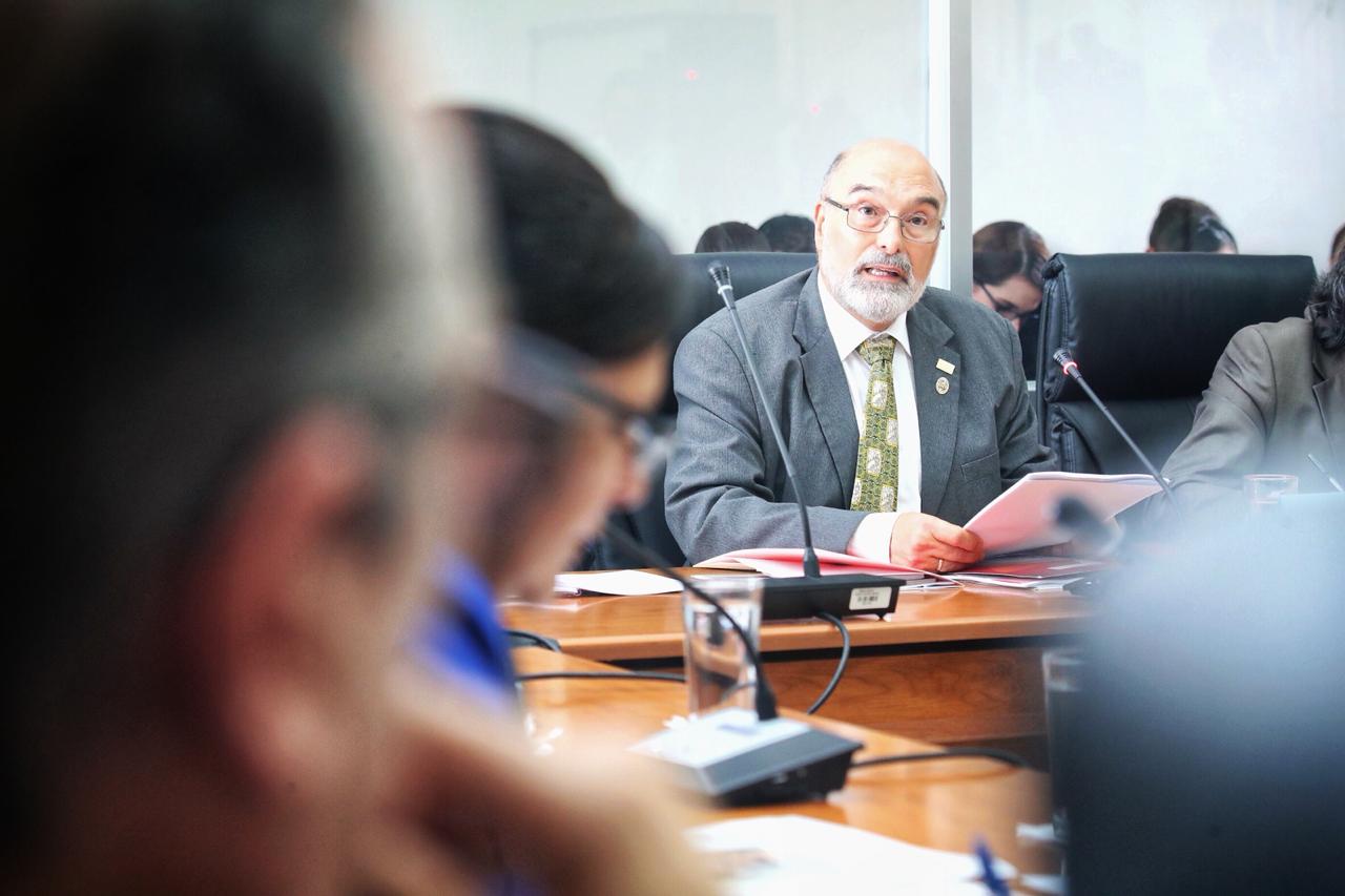 Alberto Salom da cuentas a diputados sobre plan para construir plaza de $14 millones en la Universidad Nacional.