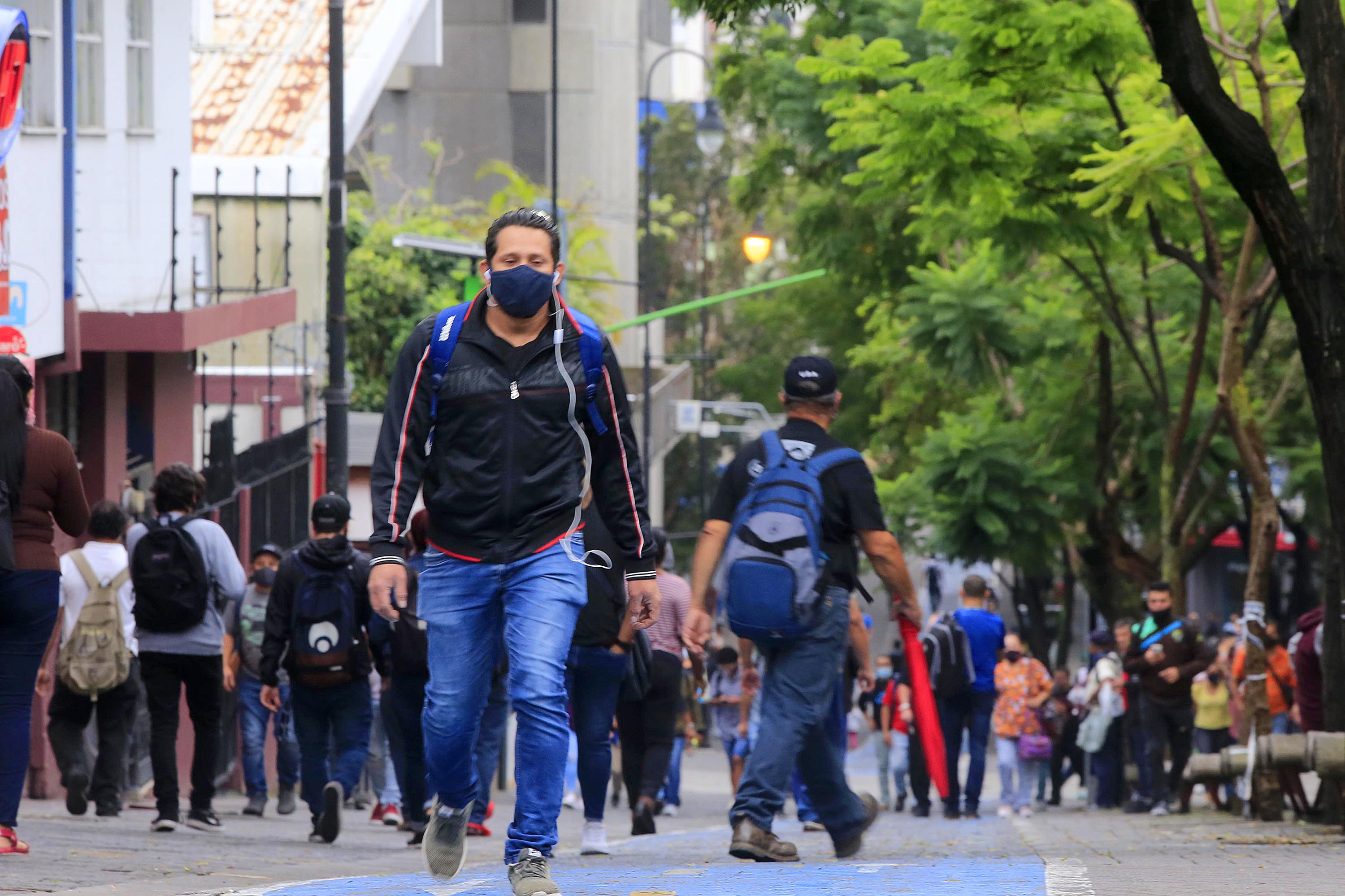 28/07/2020 San José. Gente caminando por avenida 4, casi todos usando mascarilla o careta para evitar cantagiarse del nuevo coronavirus que produce la covid-19, en el centro de la capital. La mayoría, cuando regresaba a casa luego de su jornada laboral, pasadas las 5 de la tarde. Foto: Rafael Pacheco