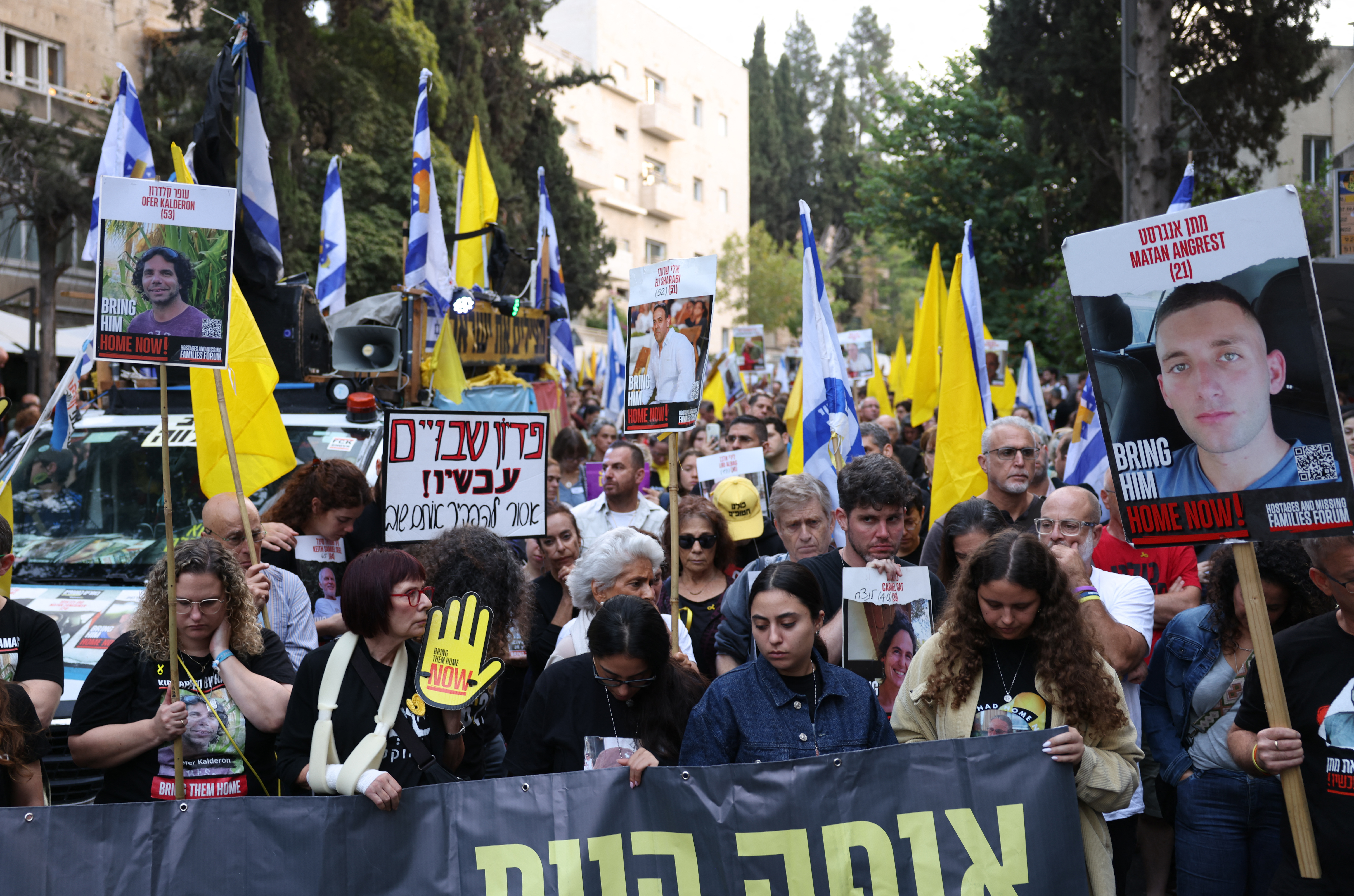 Familiares y simpatizantes de los rehenes israelíes tomados por militantes palestinos en el ataque de Hamas del 7 de octubre y retenidos en Gaza, sostienen imágenes de sus seres queridos durante una protesta pidiendo su liberación frente a la residencia del primer ministro Benjamin Netanyahu en Jerusalén.