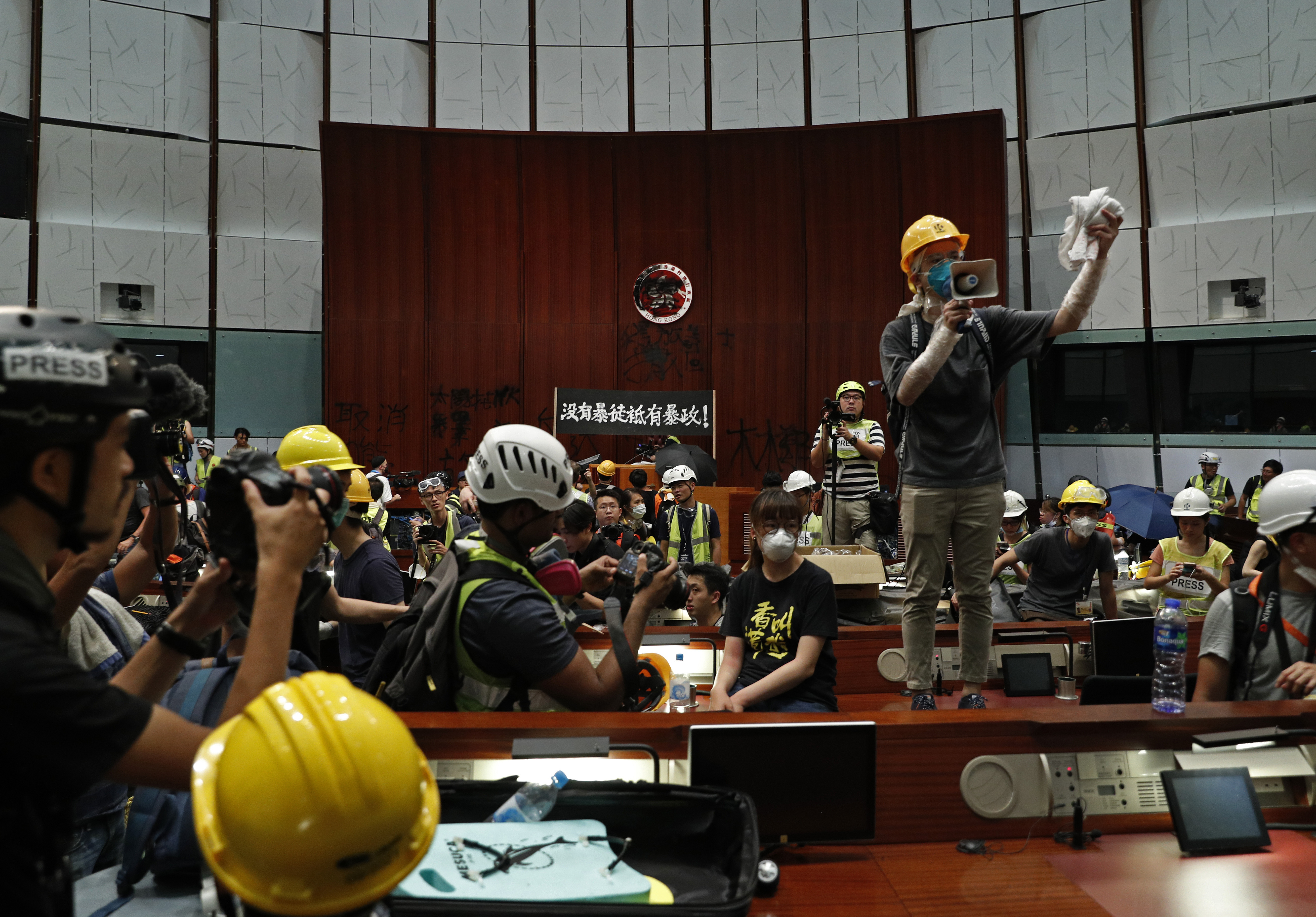 Decenas de manifestantes tomaron el Parlamento de Hong Kong, el lunes 1°. de julio del 2019. Foto: AP