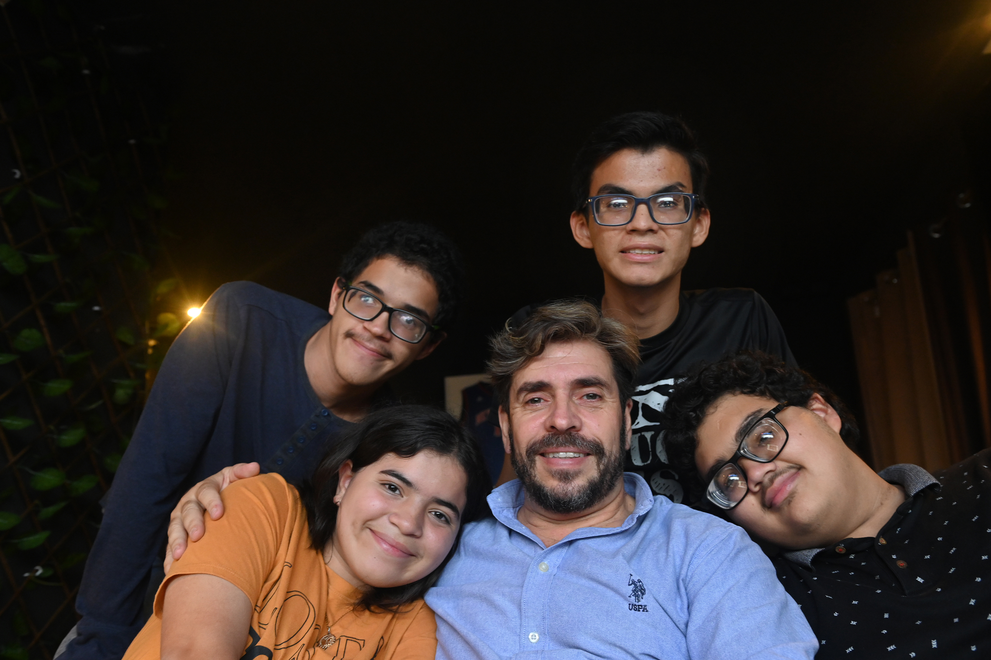 13 de junio del 2022. TRABAJO ESPECIAL PARA LA REVISTA DOMINICAL. Alajuela Centro. Restaurante Dr Chef by Lo De Ezequiel. Semblanza de Ezequiel Ruiz, argentino radicado en Costa Rica desde el año 2001, quién adoptó a cuatro hijos, hermanos todos e hijos de una prostituta de San Carlos. En la foto de izq. a der: Matías (17), Ericka Paola (15), Ezequiel Ruiz (padre), Santiago (19) y Jorge Manuel (14); posan en un espacio del restaurante ubicado en Alajuela. Foto: Albert Marín para la Nación.