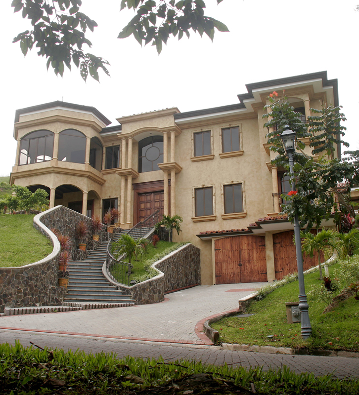 14 noviembre 2007.
Foto: Jorge ARCE / La Nacion
suplemento bienes y raices, tema: impuestos a las casas de lujo, un proyecto de ley propone implementar un impuesto a las casa cuyo valor sea superior a los 100 millones de colones.
Agradecimientos al arq. Hernando Leon, de Leon de Leon Arquitecos, www.architectcr.com