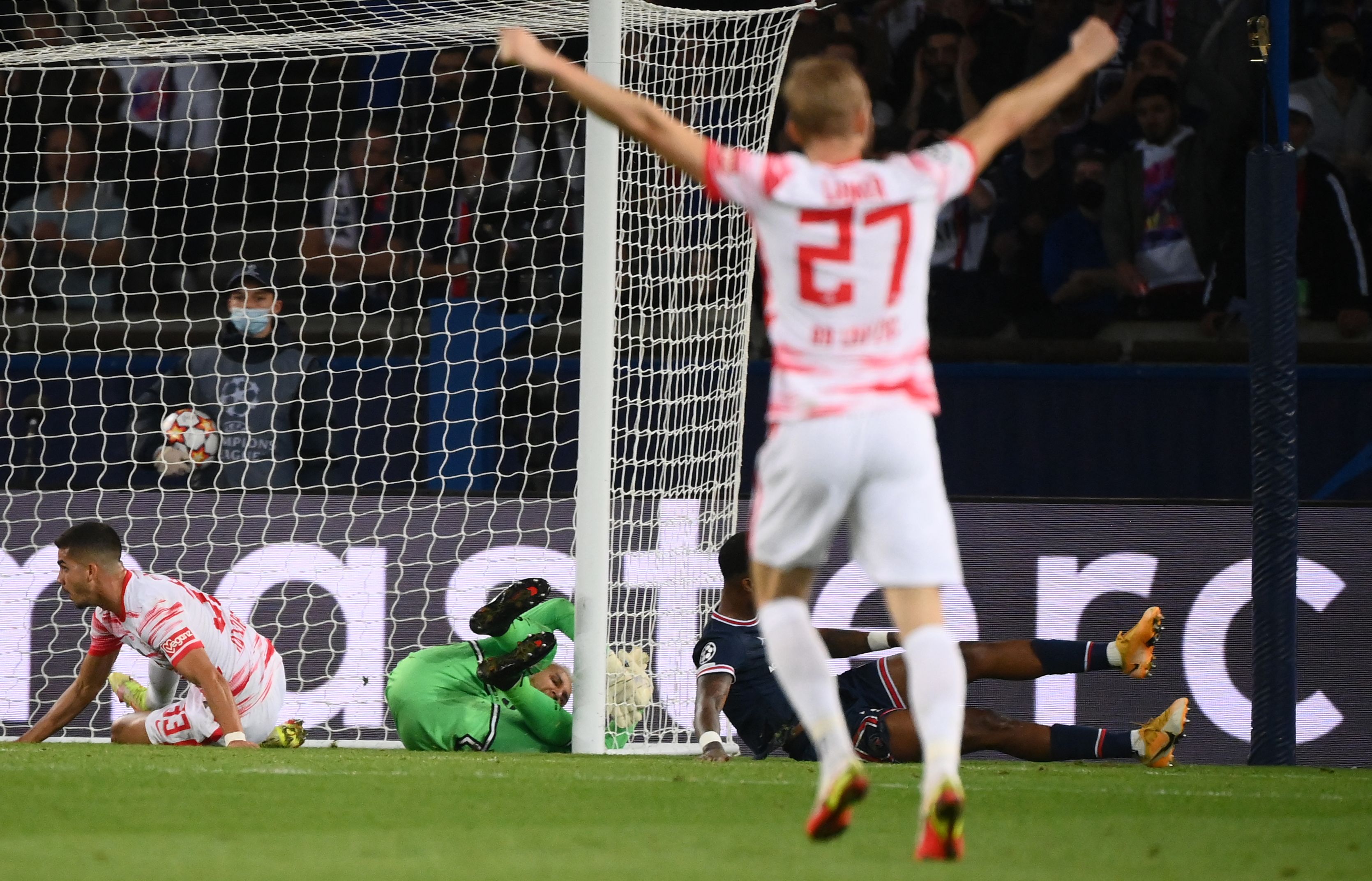 Keylor Navas se lanzó pero su esfuerzo no fue suficiente para evitar el gol del Leipzig.