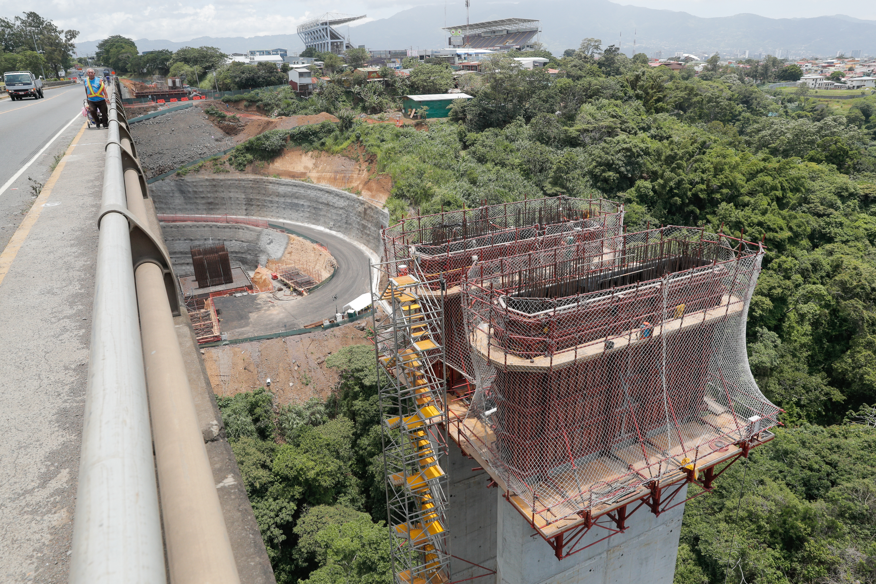 28/8/2019. Tibas. Avance de obras en puente sobre el río Virilla en ruta 32. Foto Jeffrey Zamora