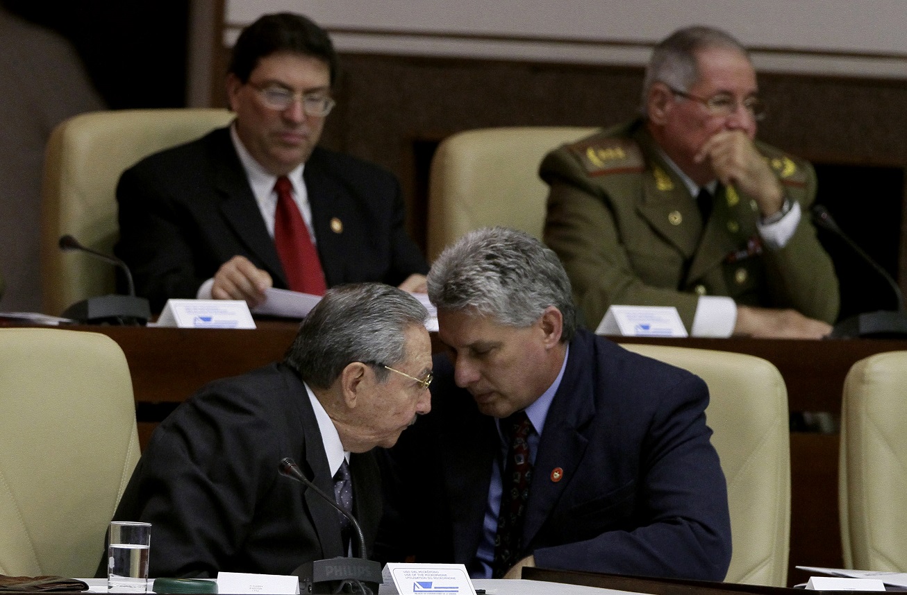 Miguel Díaz-Canel (derecha, primera fila) conversaba con el presidente Raúl Castro durante una sesión de la Asamblea Nacional en febrero del 2012.