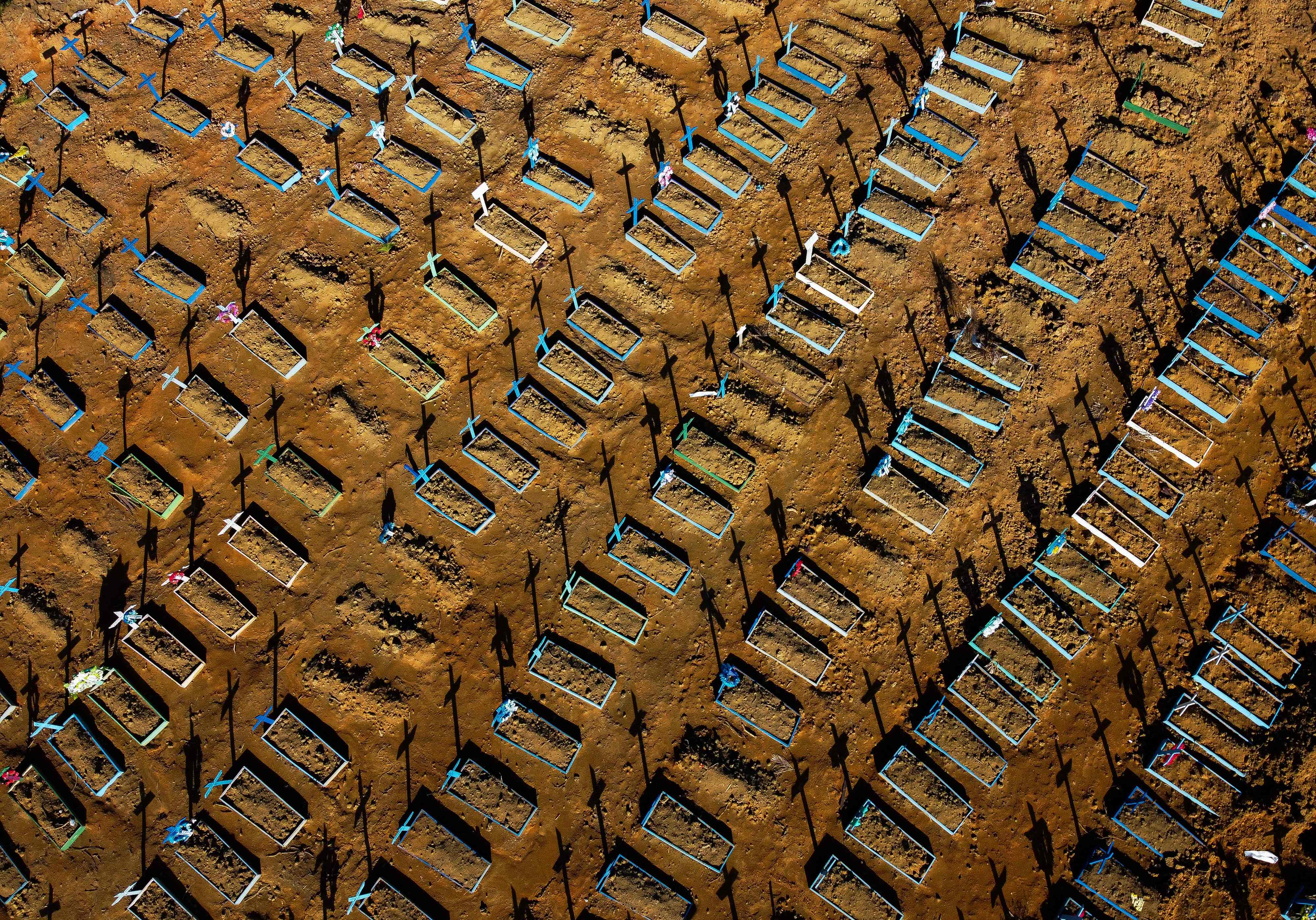 Aerial view showing graves in the Nossa Senhora Aparecida cemetery in Manaus on June 21, 2020. - The novel coronavirus has killed at least 464,423 people worldwide since the outbreak began in China last December, being Brazil Latin America's worsthit country with 49,976 deaths from 1,067,579 cases. (Photo by MICHAEL DANTAS / AFP)