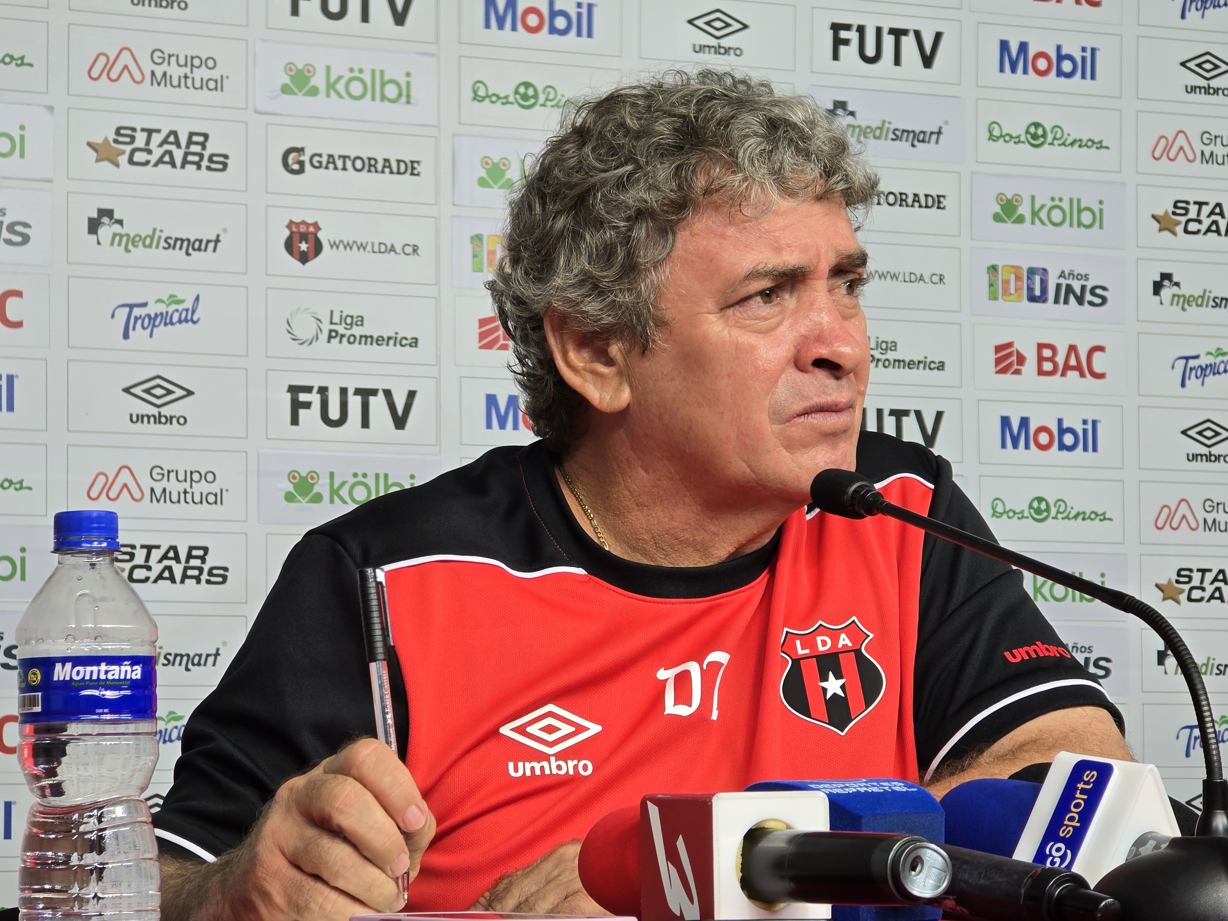 Óscar Ramírez.