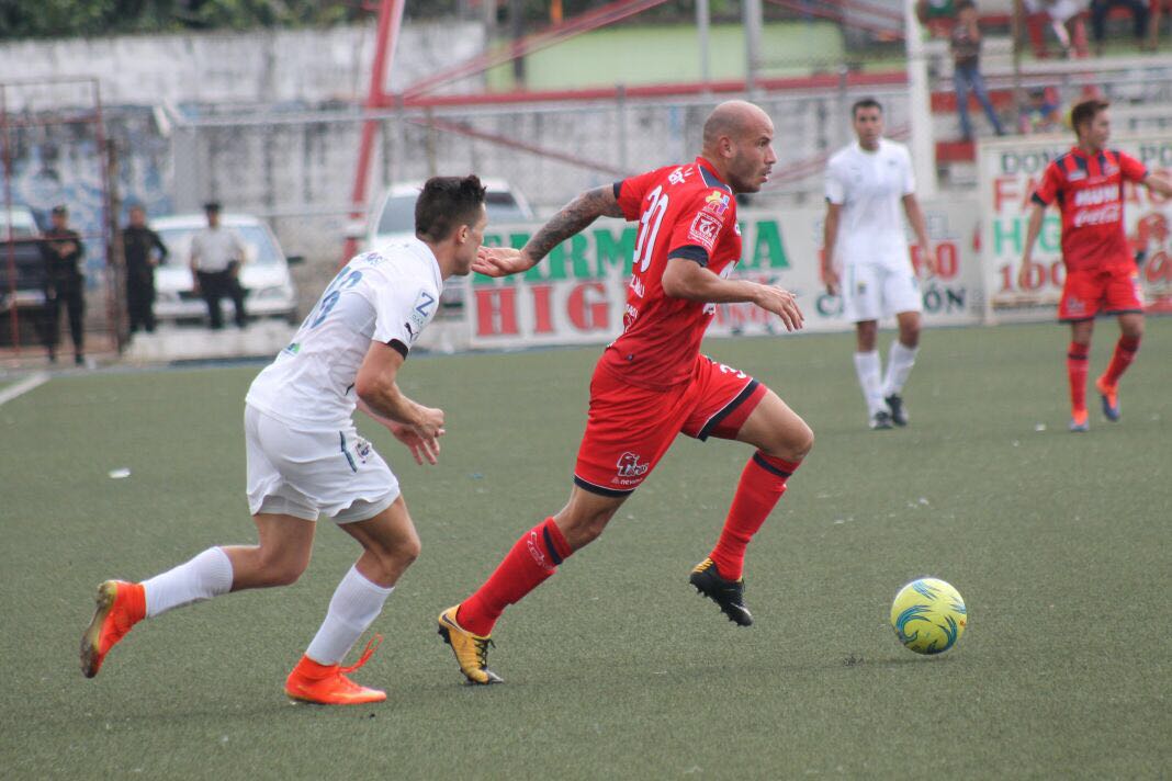 Anllel en una acción del juego entre Malacateco y Comunicaciones. Fotografía: Cortesía Anllel Porras