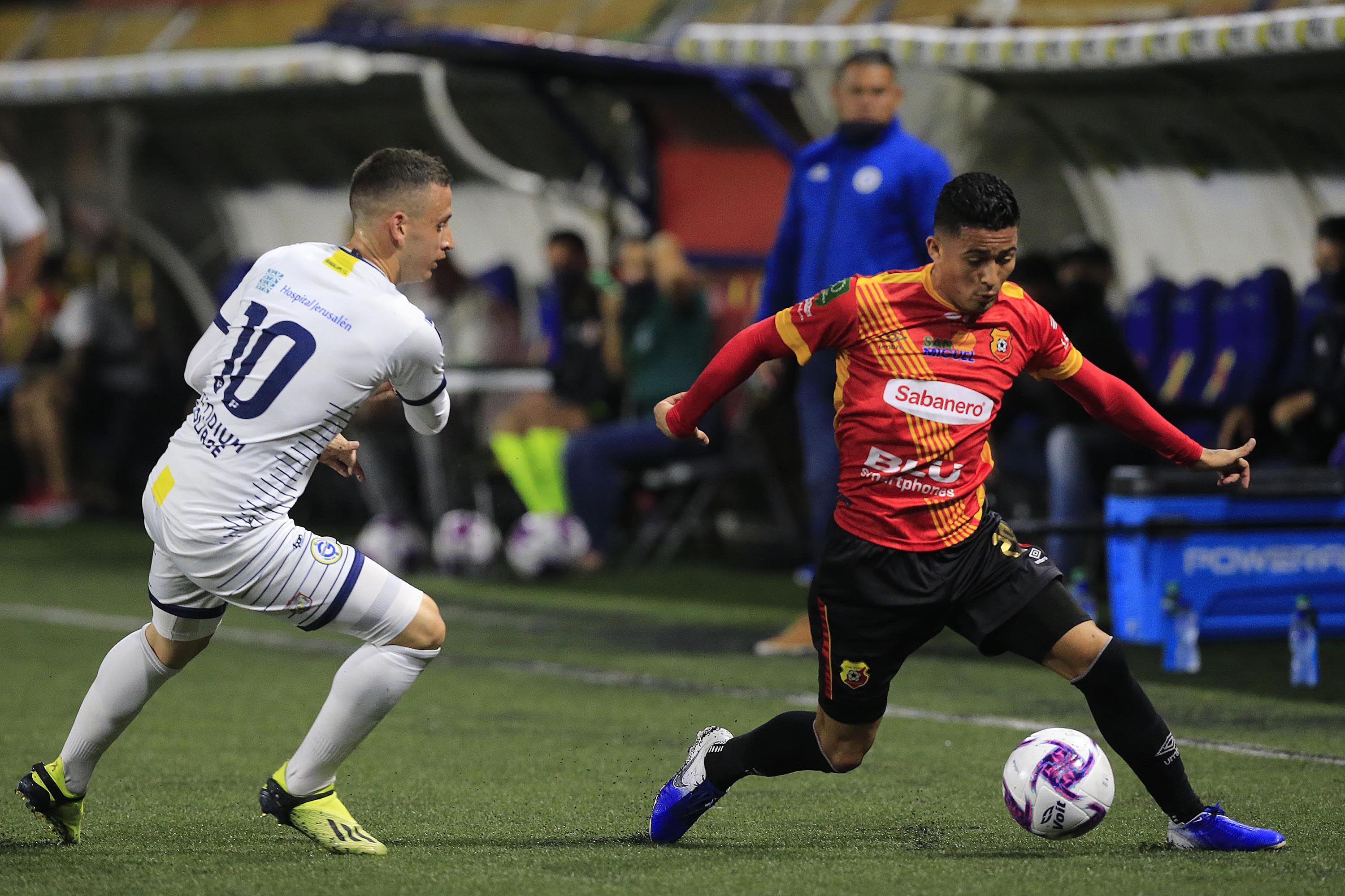 24/05/2020 Estadio Eladio Rosabal Cordero, Heredia. El Club Sport Herediano recibió Guadalupe FC, en partido de la jornada 17 de la Copa Promérica, Clausura 2020. El juego se desarrolló a puerta cerrada, sin público, según el protocolo de Unafut avalado por el ministerio de Salud. Arturo Campos marca a Gerson Torres. Foto: Rafael Pacheco