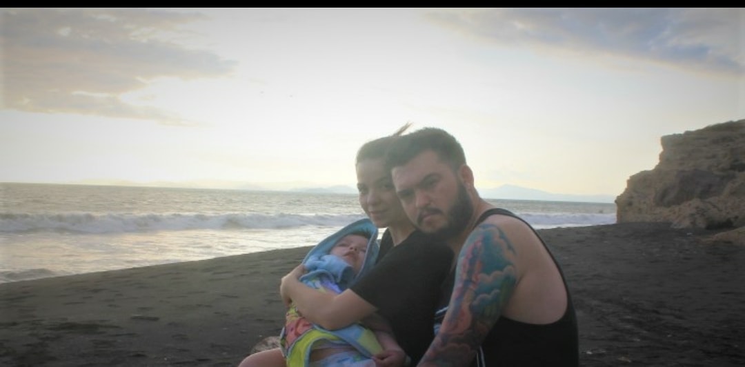 Tatiana Jiménez y su esposo Eddy Alvarado le transmiten amor y mucho optimismo a su hijo Santiago, a quien le detectaron una enfermedad rara y neurodegenerativa. Foto: Tatiana Jiménez para Revista Dominical/ LN