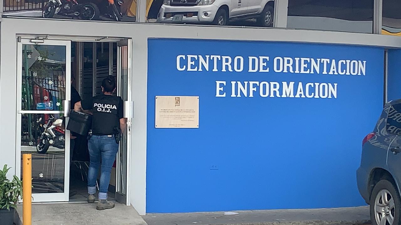 La Fiscalía Adjunta de Alajuela, en conjunto con oficiales del Organismo de Investigación Judicial (OIJ), realizan este martes cuatro allanamientos en sedes del Patronato Nacional de la Infancia (PANI), uno en las oficinas centrales de San José y tres en los despachos de Alajuela (dos en el centro de la provincia y uno en barrio San José). Foto de Alonso Tenorio.