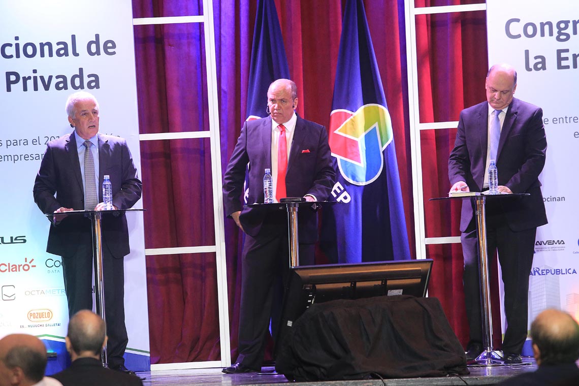 Tres precandidatos del PUSC y cuatro del PLN participan de los debates organizados esta tarde por la Uccaep en el hotel Crowne Plaza.