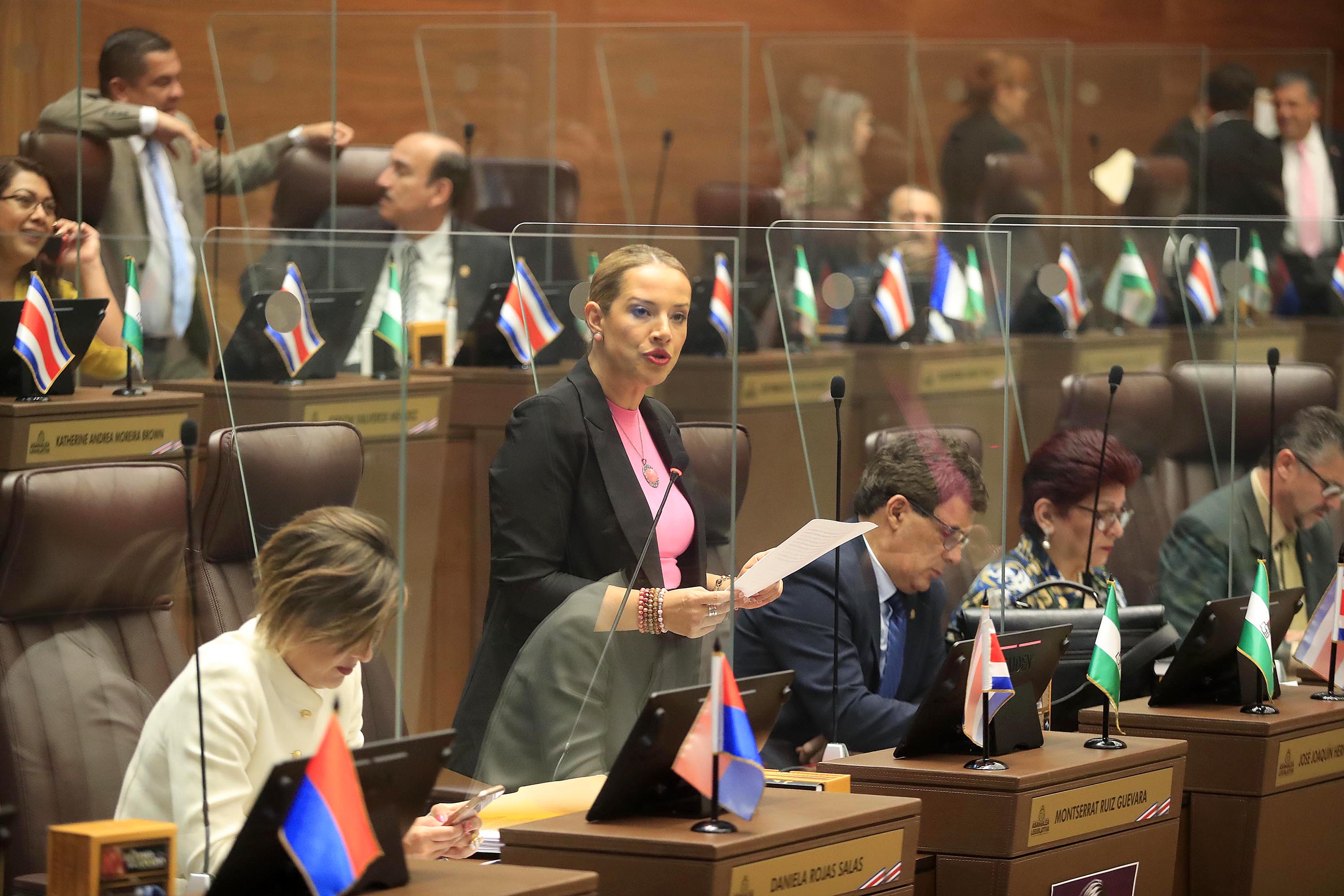 03/10/2022 Asamblea Legislativa. Diputados y diputadas durante la Sesión legislativa de este primer lunes de octubre. Montserrat Ruiz Guevara, diputada en el uso de la palabra.