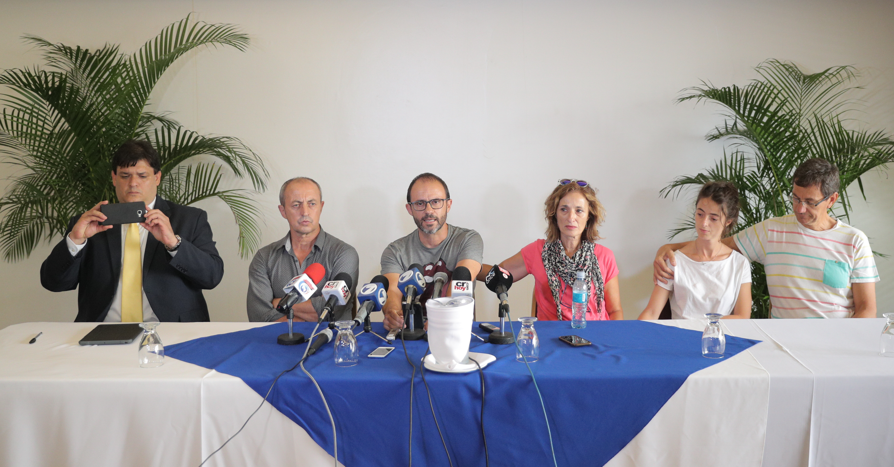 8/8/2018. Heredia, Hotel Herradura. Familiares de la mujer asesinada en Tortuguero brindan unas palabras a la prensa local, acompañados por el abogado Daniel Solei (de saco). Miguel Ángel Escribano Ortega, esposo de la victima (al centro con lentes). Foto Jeffrey Zamora