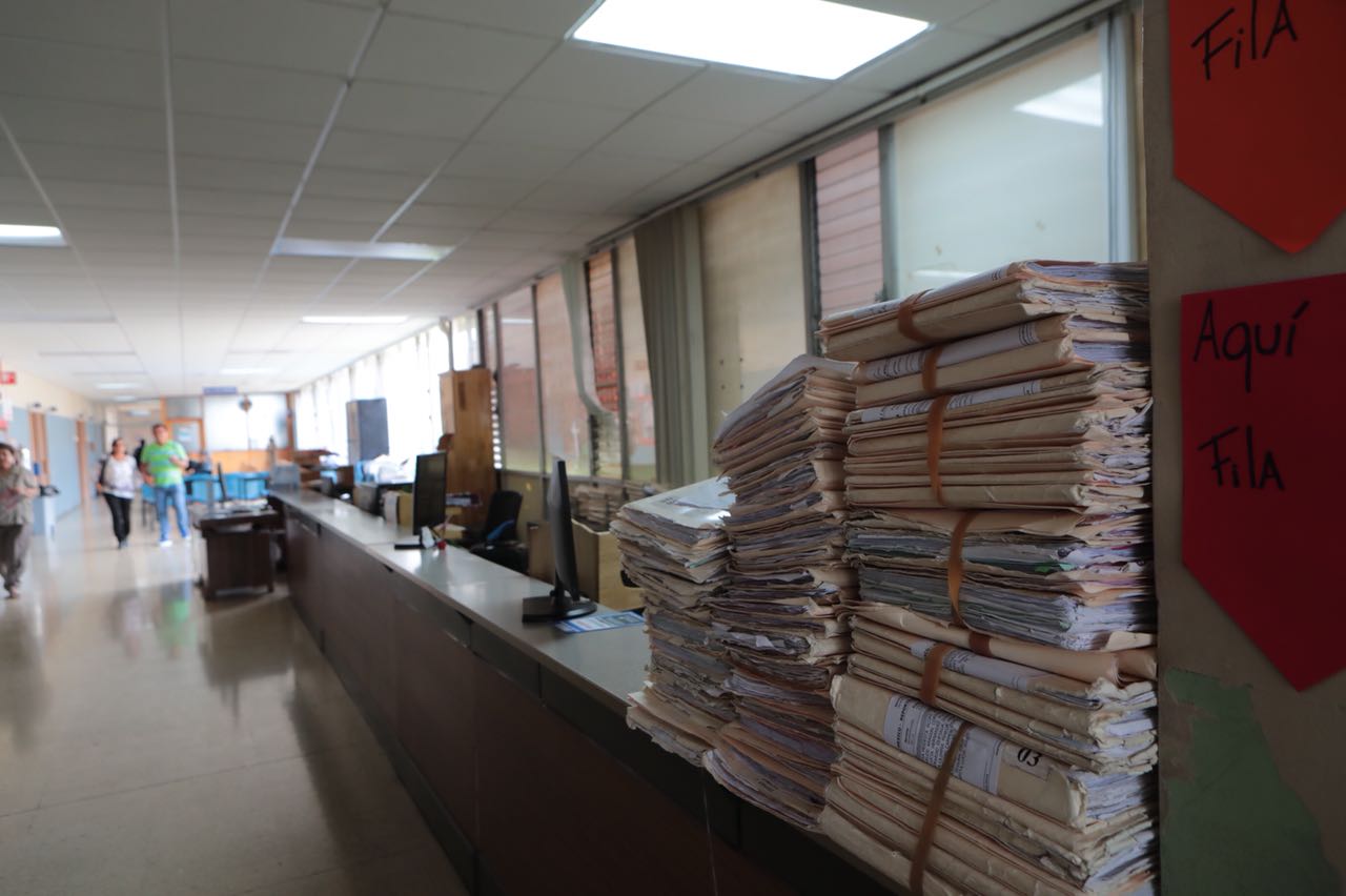 A primera hora de la mañana, el área de recepción de pacientes en el Hospital México estaba desierta de personal. Quedaron, eso sí, los expedientes de quienes hoy tenían cita de atención.