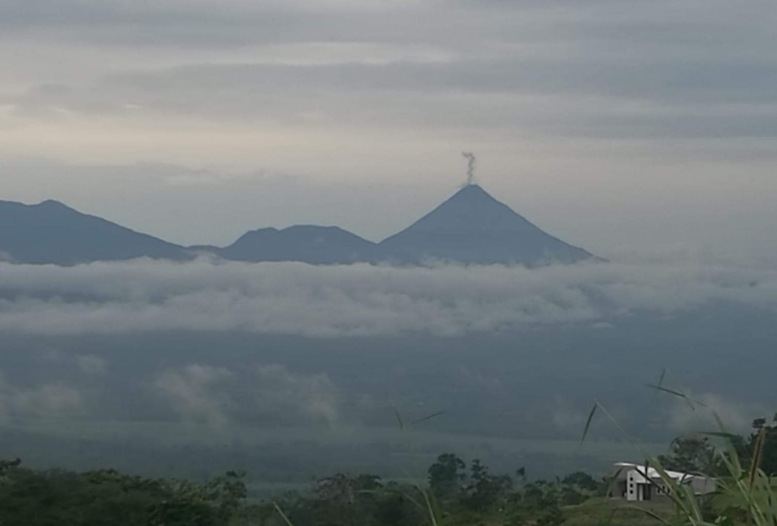 El sábado 13 de octubre había poco viento en la cima del Arenal y se podía ver la columna sobre el cráter. Foto: Cortesía de Sergio Vargas.