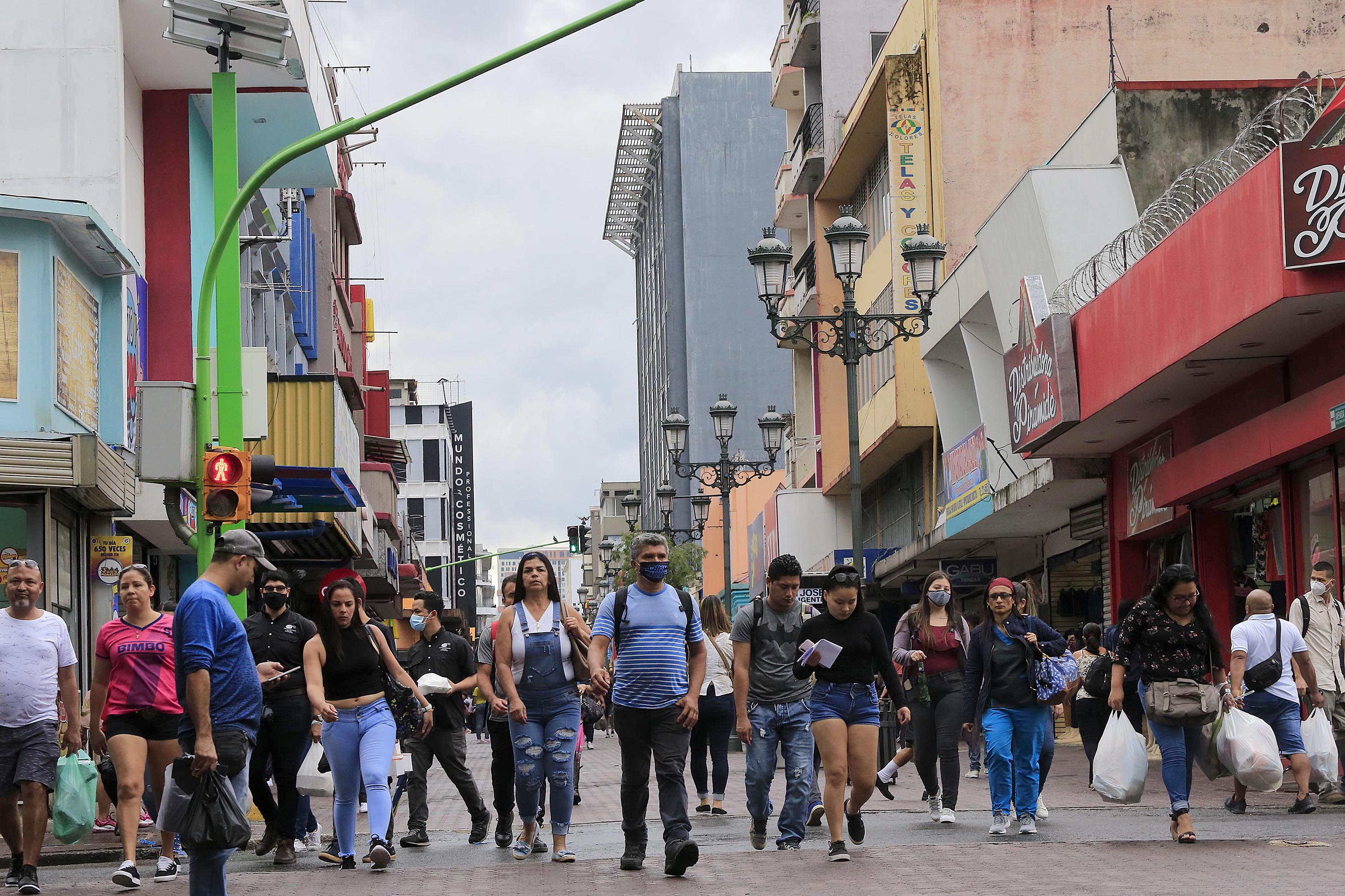 17/06/2020 San José. Personas caminando por el bulevar de la Avenida Central, usando mascarilla y/o careta como medida de prevención para evitar contagio de covid-19. Foto: Rafael Pacheco