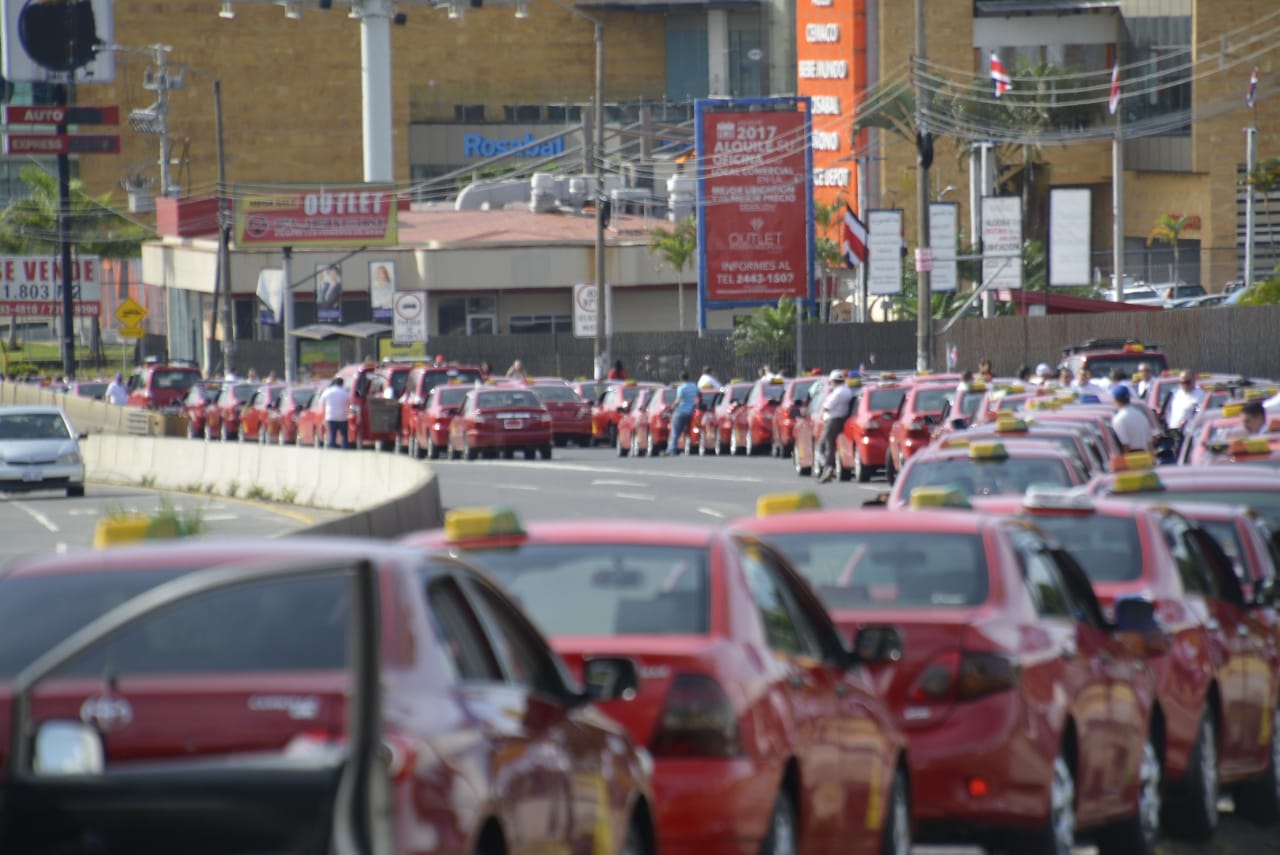 Los taxistas han protestado contra las plataformas digitales de transporte en varias ocasiones. Ante el proyecto de ley presentado por el Gobiern dicen ahora estar de acuerdo en alrededor del 80%. Foto: Francisco Barrantes