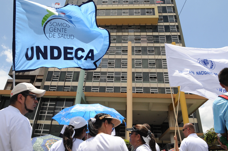 10/09/09. Hora 11.31am. Cientos de trabajadores del área de la salud abandonaron sus puestos de trabajo este jueves para participar en el paro organizado por Undeca y protestar para abrir el diálogo con la Caja Costarricense del Seguro Social (CCSS), pero la atención hospitalaria no sufrió mayores consecuencias, al menos en el Nacional de Niños (HNN) y el San Juan de Dios (HSJD). Texto EriKa Rojas. Foto Carlos León/LN.