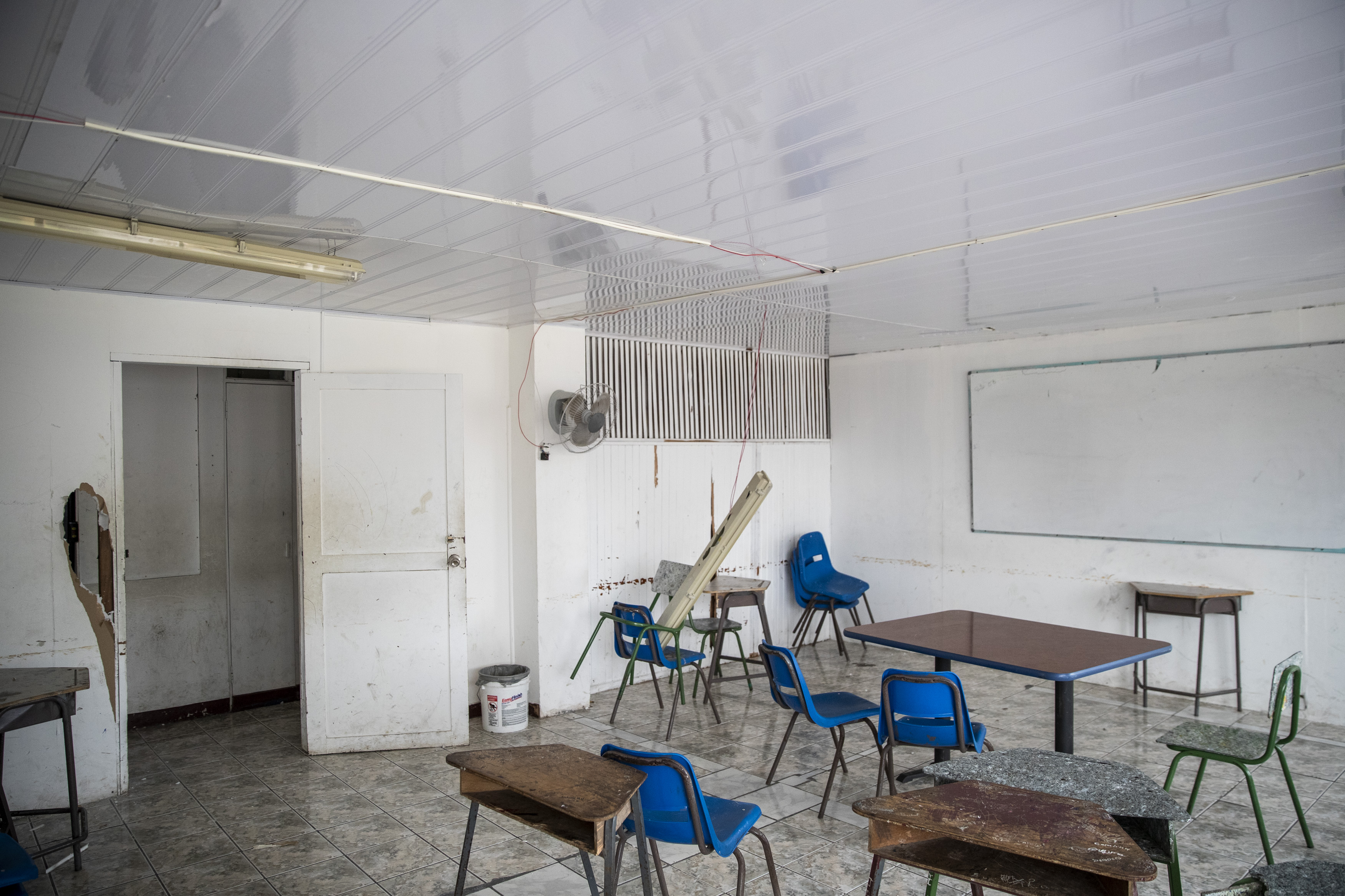 02/05/2019. Limón, Costa Rica. Gira por varias escuelas de la providencia de Limón para ver el estado en que se encuentran. El Colegio Deportivo de Limón estuvo un tiempo bajo las gradas de un Gimnasio. Ahora estan en el edificio María Costado Norte de los Tribunales de Justicia, este edificio se encuentra en mal estado, paredes con huecos y sin pintar, luces caidas, cableado expuesto En la Foto: Aulas de del colegio. Fotografía: Alejandro Gamboa Madrigal