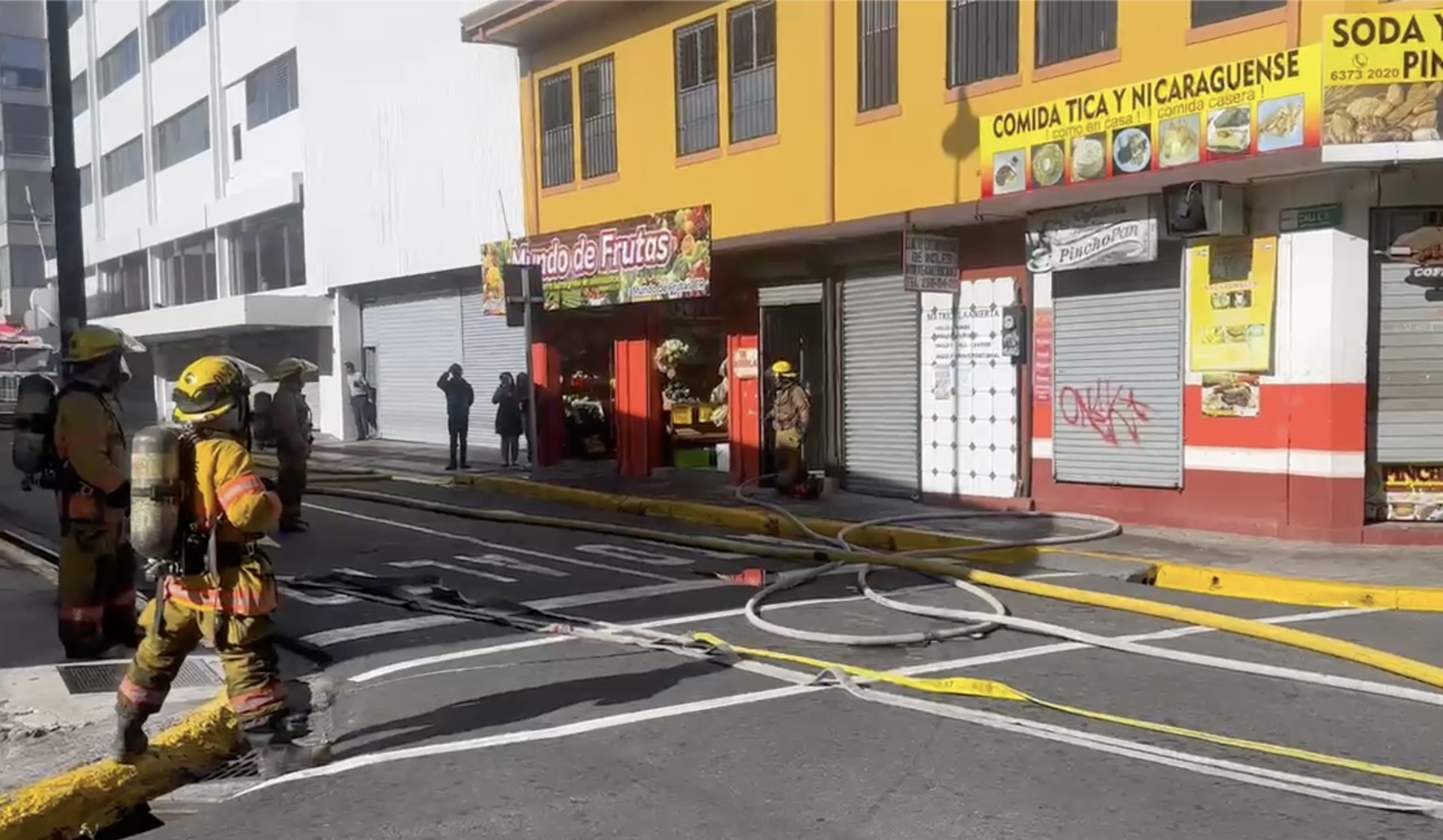 Bomberos atendieron velozmente un incendio en un edificio de dos niveles sobre avenida 5, calle 3, en barrio El Carmen en centro de San José, este domingo.