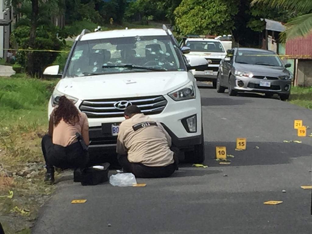 Al menos 30 balazos presentaba este vehículo donde quedó fallecido el conductor la tarde de este viernes en Villa del Mar, Limón. Foto: Raúl Cascante.