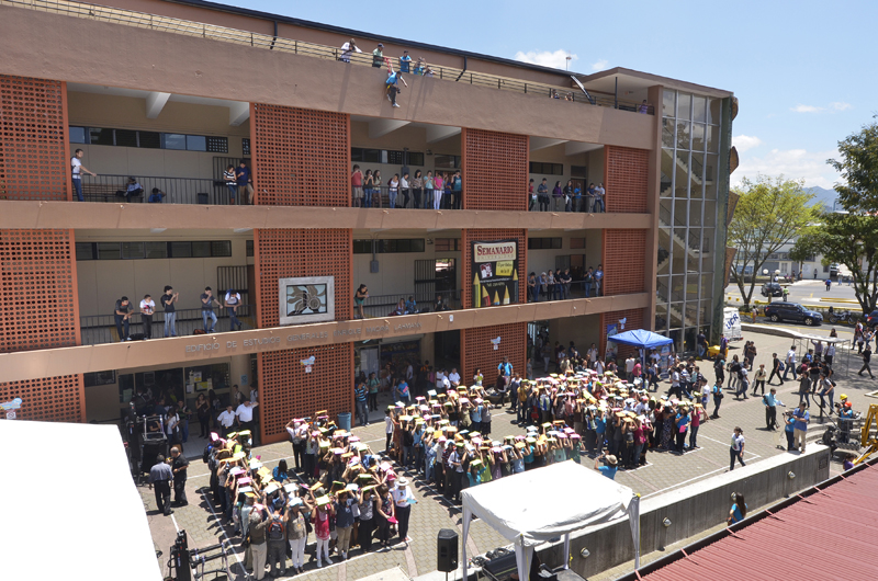 13 de marzo del 2014. Impulsando la igualdad en todos sus estudiantes, la UCR realizó un mural humano con las tres letras de la universidad, estudiantes de todas las edades se apilaron en sus respectivos lugares para capturar una fotografía que luego compartieron en redes sociales. Fotos Mariandrea García.