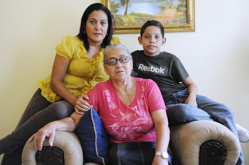 Rocío, madre de Yeltsin, María, su abuela y Jahir, su hermano menor. | MARÍA GARCÍA.