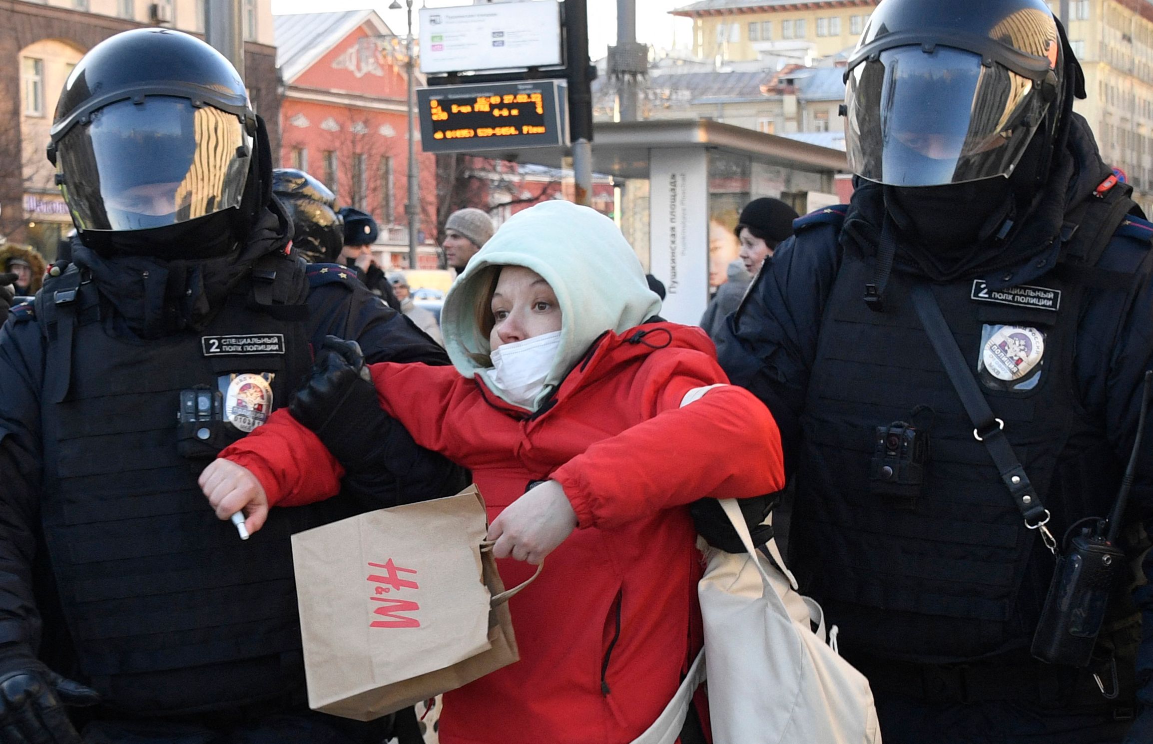 Police officers detain a woman during a protest against Russia's invasion of Ukraine in central Moscow on February 27, 2022. (Photo by Alexander NEMENOV / AFP)