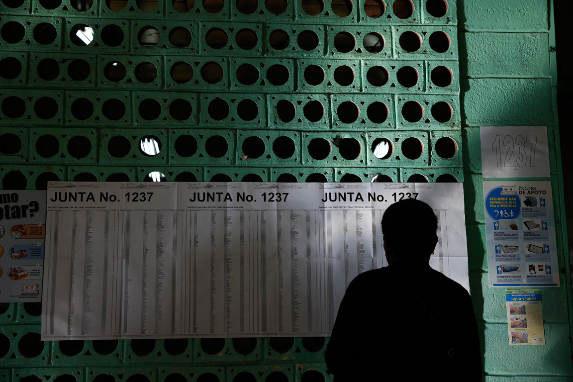 07/02/2016. Hora: 03:10 p.m. Ambiente electoral en distintos centros de votación de San José en el marco de las elecciones municipales que se realizan a nivel nacional. En la foto, ambiente en el Liceo Mauro Fernández de Tibás, donde alrededor de las cuatro de la tarde se registraba bastante movimiento de votantes.
Fotos: Mayela López