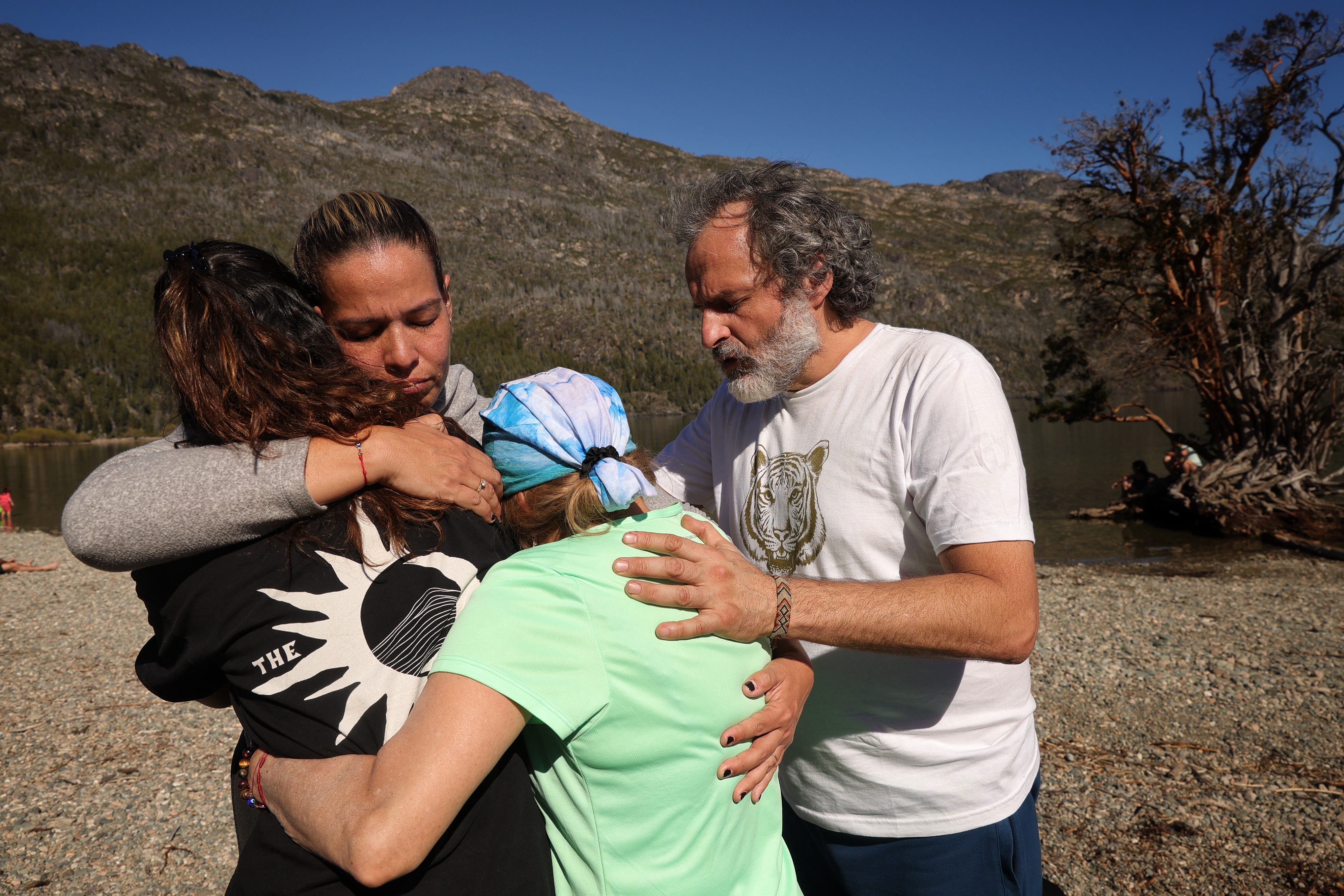 08-10-2024 / Trabajo sobre constelaciones familiares en Lago Puelo Patagonia Argentina, dirigida por el constelador Jorge Aranda quien ha recorrido el mundo incluido Costa Rica realizando esta práctica. En Costa Rica realizó varias constelaciones / foto John Durán