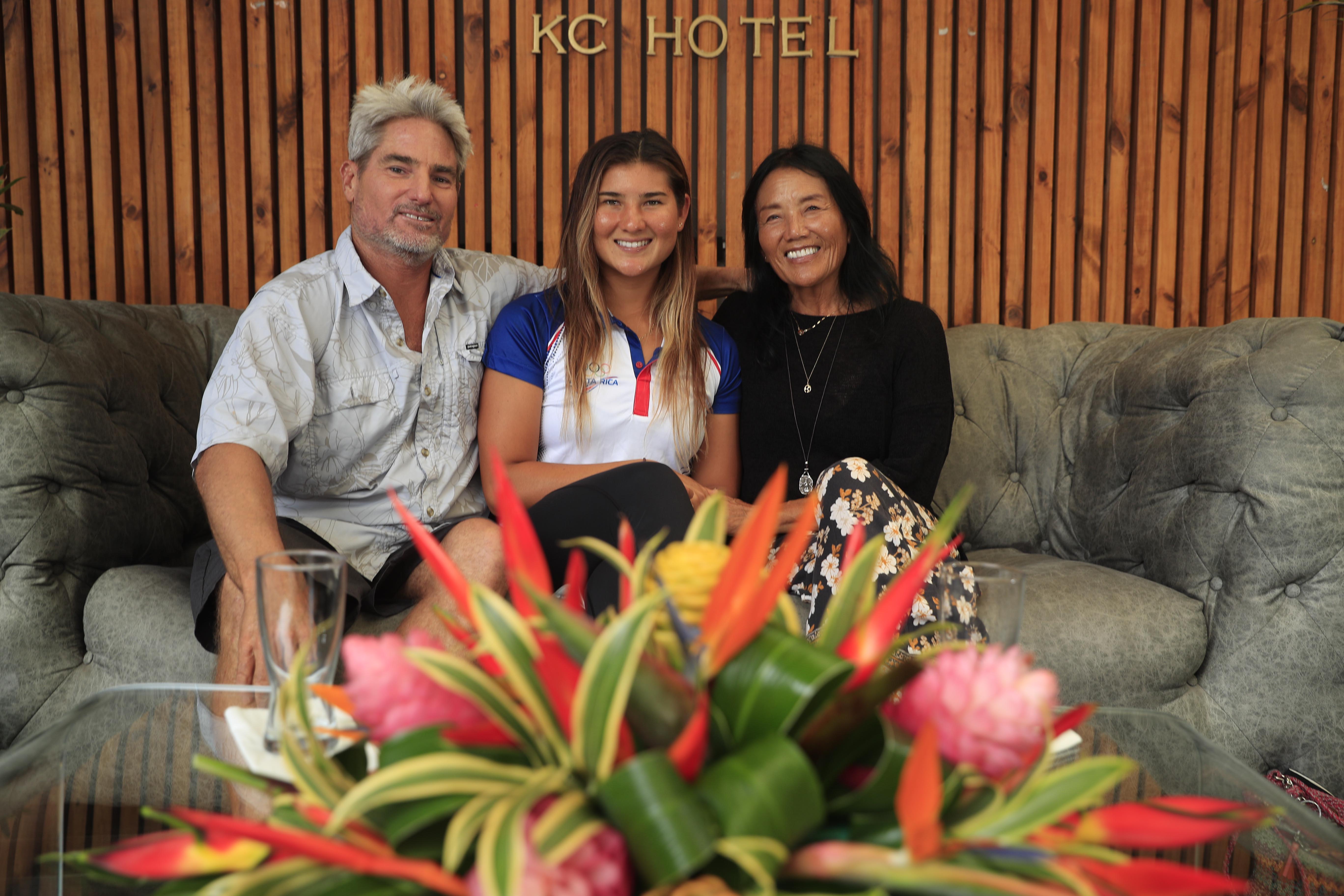 29/08/2021 KC Hotel, Sabana Sur. Surfista Brisa Hennessy, quien recientemente obtuvo el 5to lugar en las Olimpiadas de Tokio, representando a Costa Rica, conversó con La Nación, acompañada de sus padres, Katherine Malia y Michael James Hennessy. Foto: Rafael Pacheco Granados