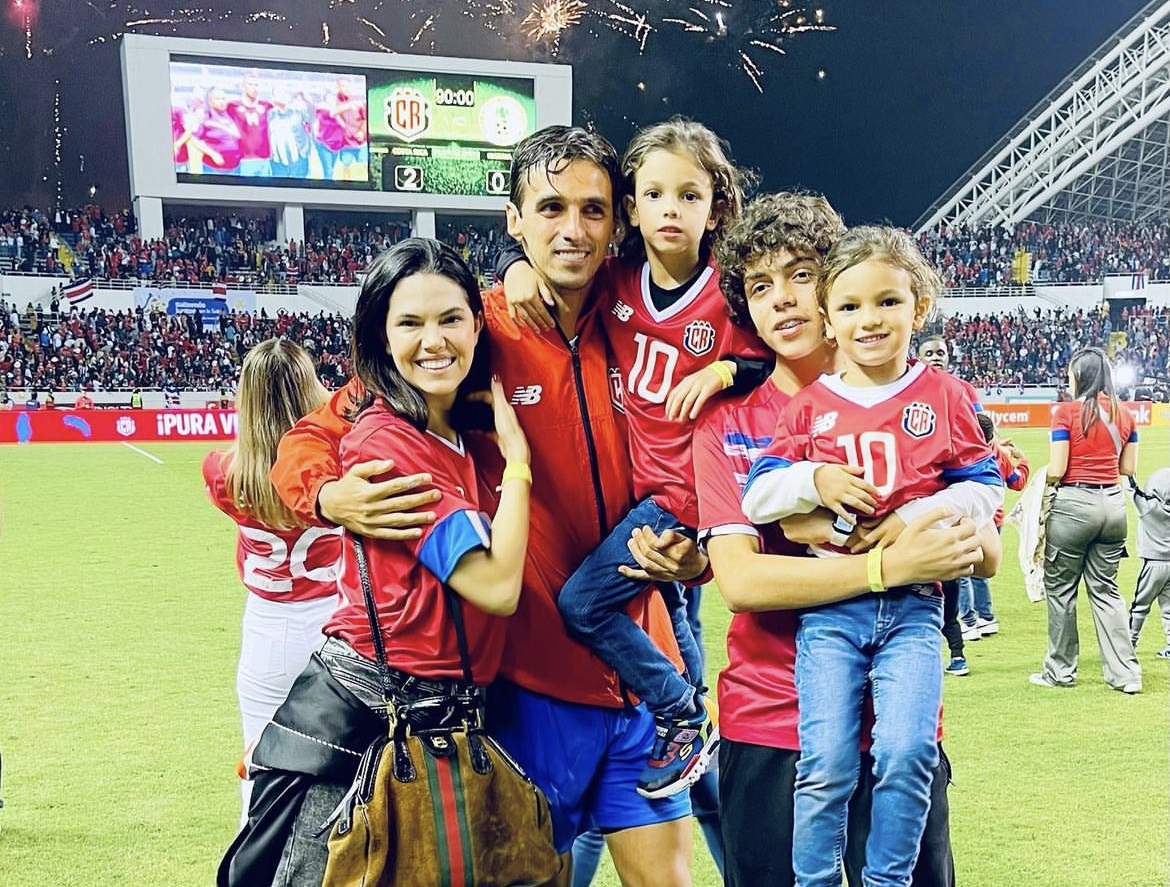 La familia siempre ha sido muy importante para Bryan Ruiz. El capitán de la Selección de Costa Rica posa con sus hijos Benjamín, Mathías y Leonardo. También está al lado de su esposa Carolina Jaikel.