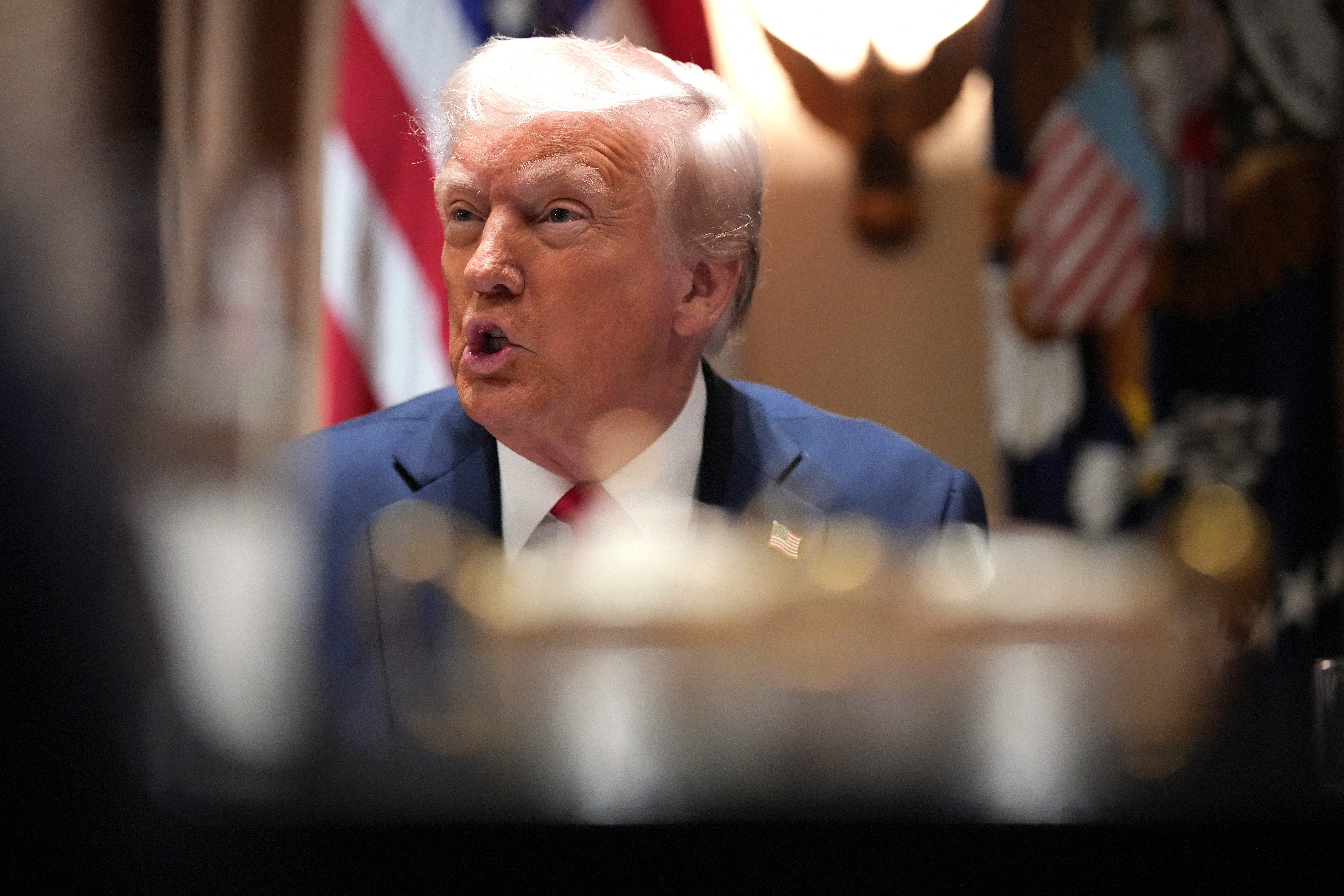 Donald Trump da declaraciones sobre la imposición de aranceles.