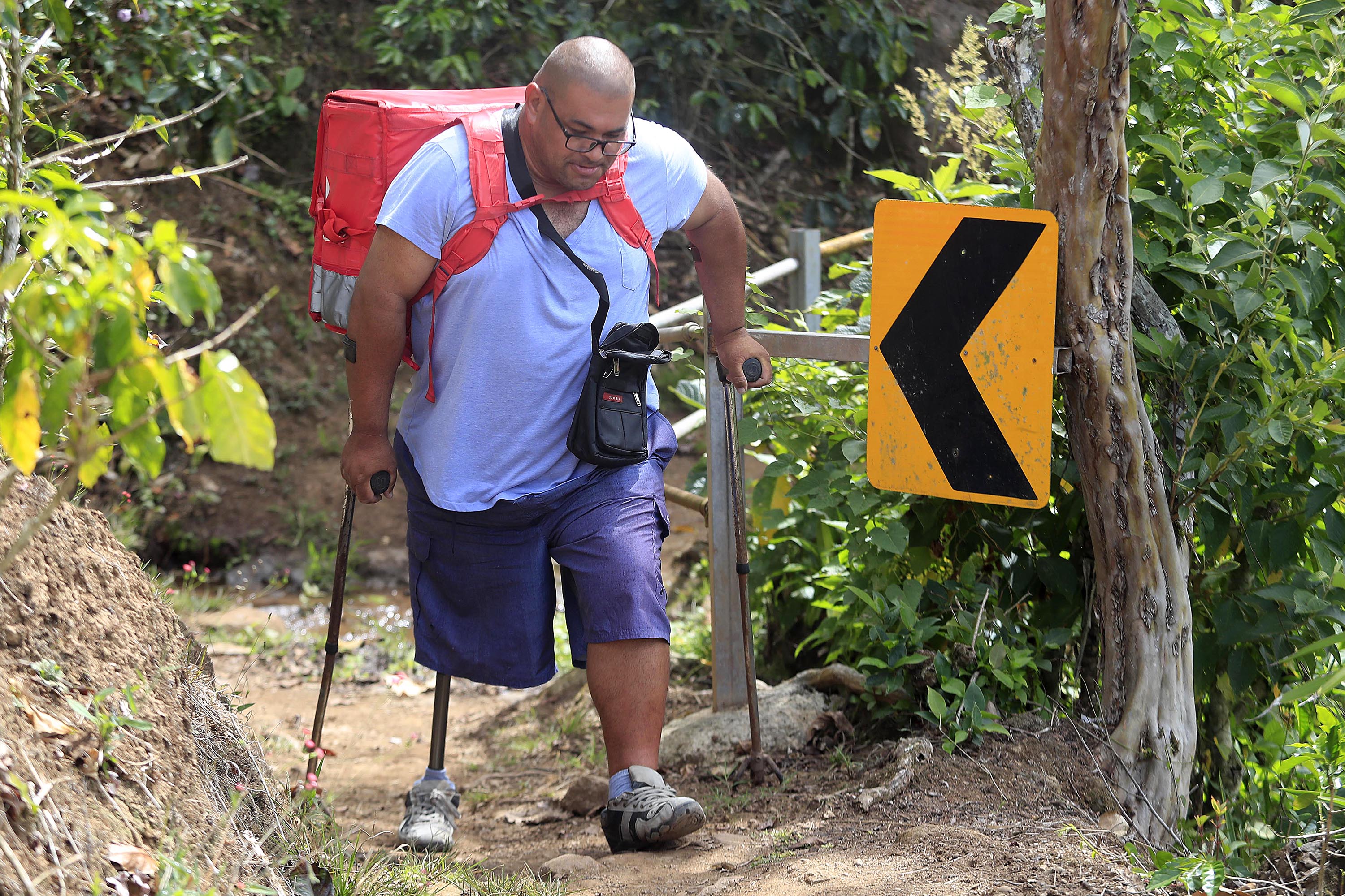 31/03/2022 Orosí de Cartago, en Palomo, Calle Guabata. Para Jorge Rafael Pereira Chacón, un repartidor de delivery con discapacidad (le amputaron su pierna derecha y ahora usa una prótesis), todos los días su trabajo empieza desde que sale de la casa. Debe bajar caminando por una rampa inclinada para lo cual se debe apoyar en una agarradera, desplazarse por un trillo sobre terreno irregular y luego conducir su vehículo Mitsubishi Raider 4x4 antiguo por una pendiente a vuelta de rueda. Con esas acciones inicia todos los días su jornada, como repartidor de comida, desde antes mediodía hasta la media noche.