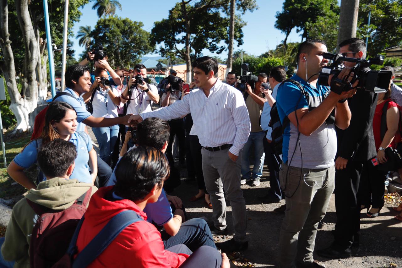 Carlos Alvarado con alumnos del Liceo de Santa Ana previo la prueba de bachillerato de Matemáticas