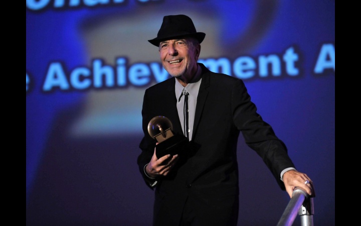 El 31 de enero del 2010 Leonard Cohen recibe un Grammy en reconocimiento a su carrera musical.