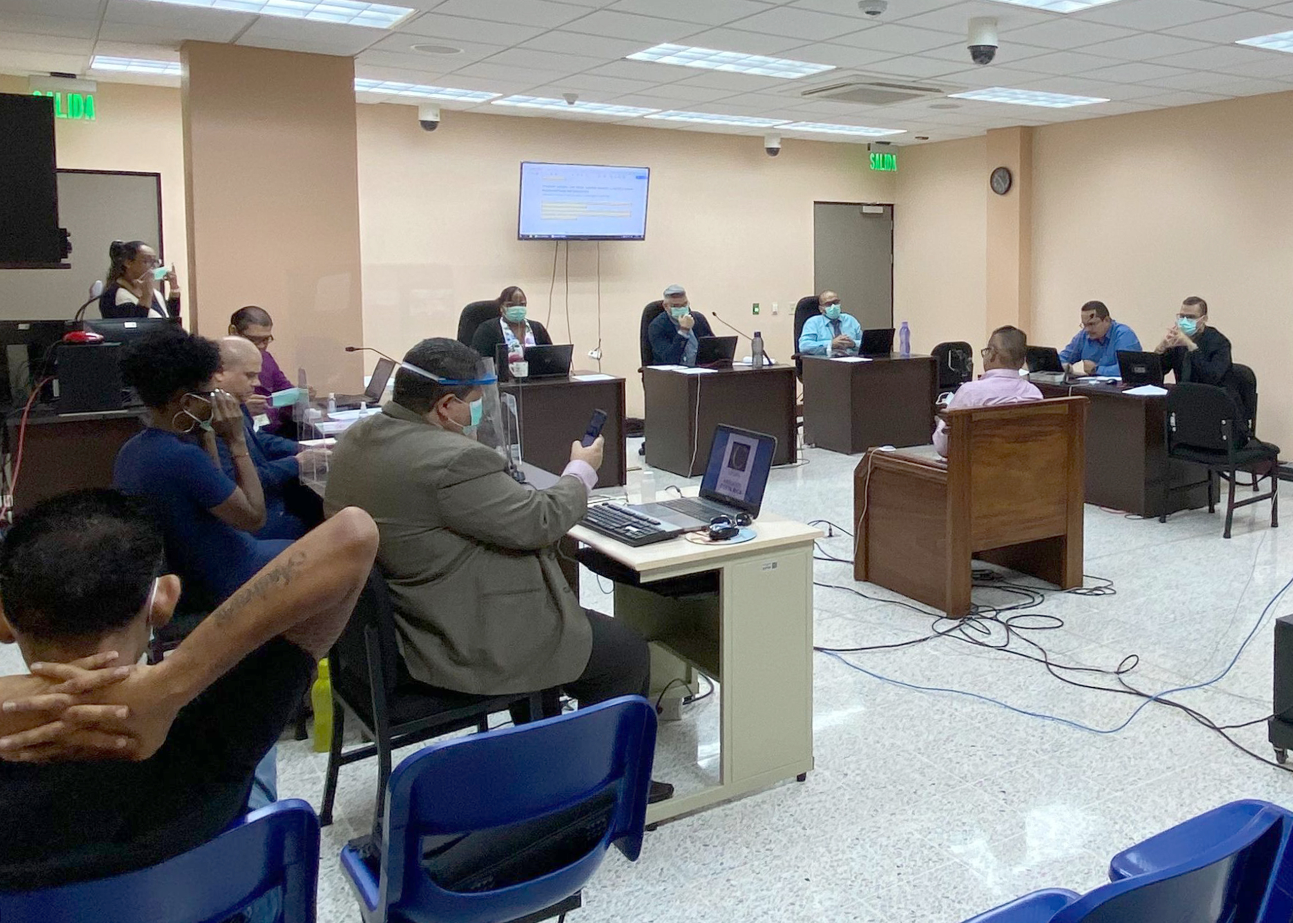 22/05/2020. Juicio contra Ojos Bellos, Dinnier Estrada que se realiza en los Tribunales de Limón. Se hace mediante videoconferencia. Tribunal, defensores y testigos en Limón, imputados en Goicoechea. en la foto los defensores Carlos Cartín, Keisly Allen Mckencie, Jhon Quesada Olivares,y Andrea Picado Ceciliano. Foto cortesía Poder Judicial.