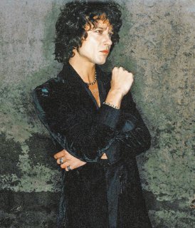 Enrique Bunbury no es un personaje vacío, según el escritor.archivo Español.