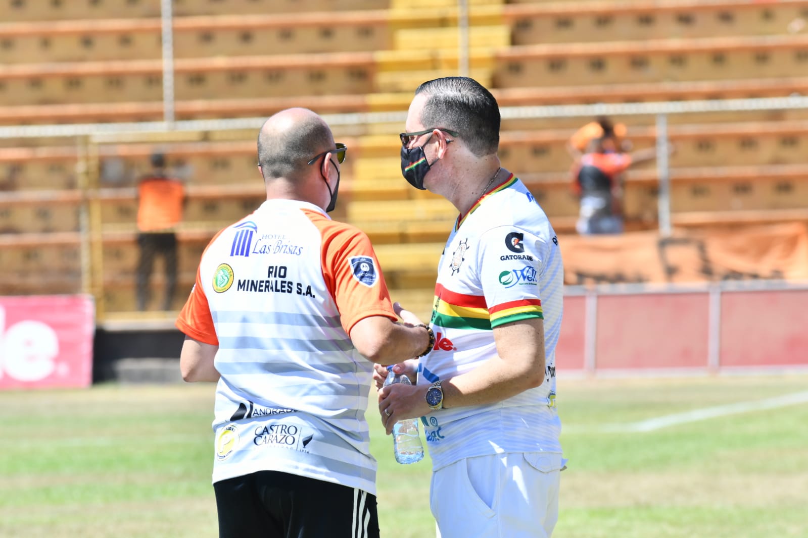 Juan Carlos Garita, actual administrador de Marineros, junto a Celso Gamboa, director del nuevo proyecto que busca llevarse el equipo a Limón. Fotografía: Cortesía